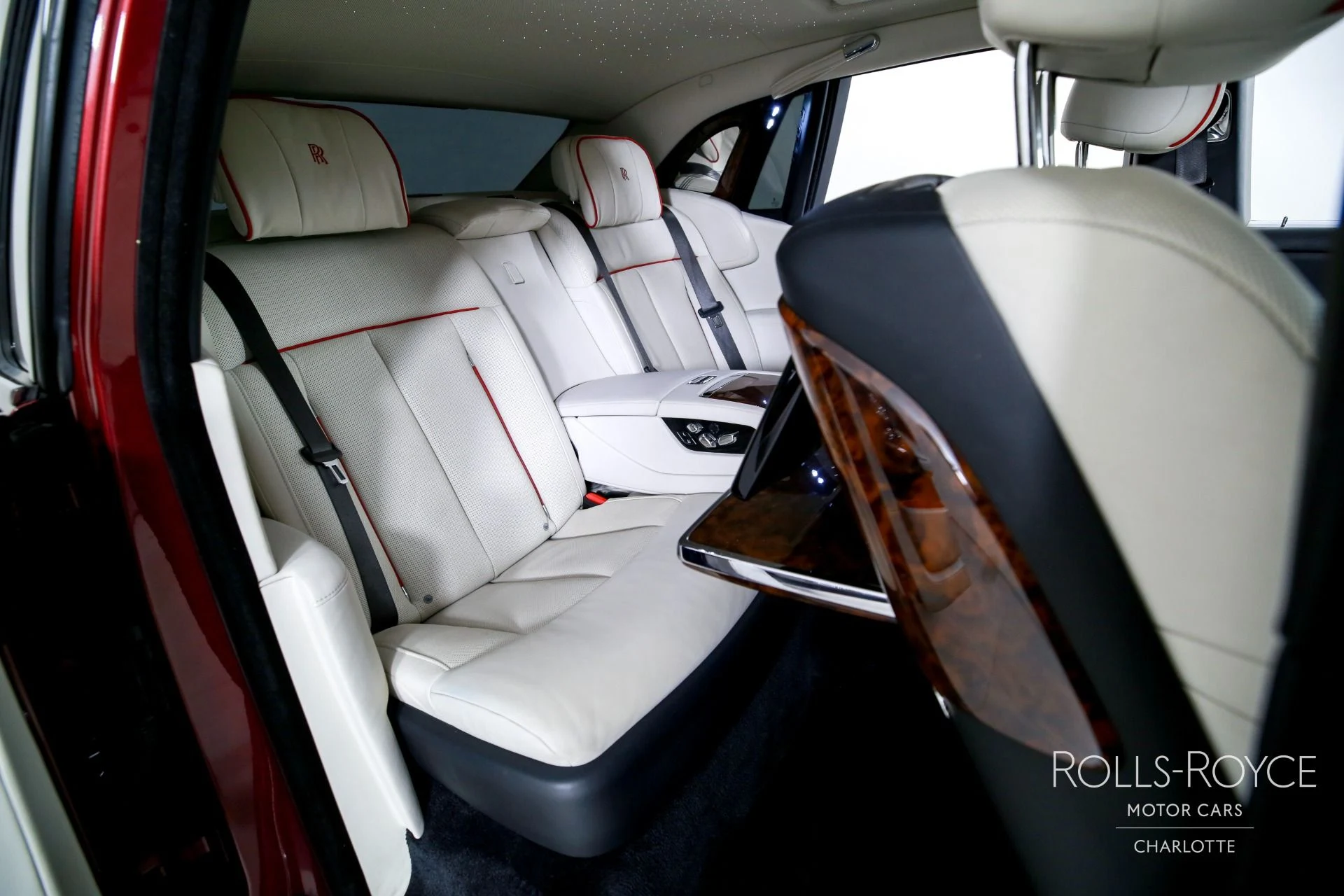 mph028_4066446259_Used_2019_Rolls_Royce_Phantom_1760804131_38550f15f8