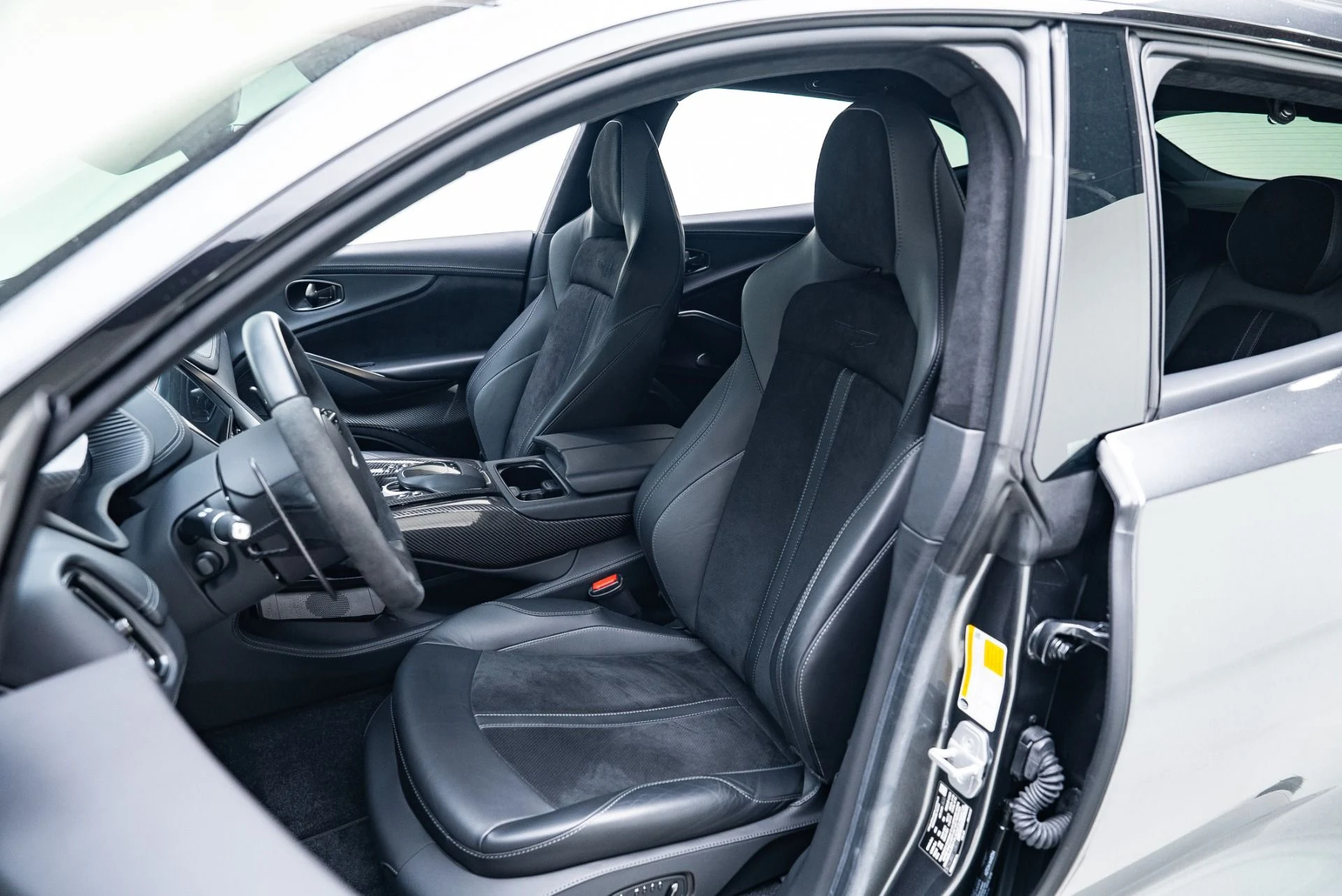 mph028_4071287349_Used_2023_Aston_Martin_DBX_707_1767147113_65ade15cb0