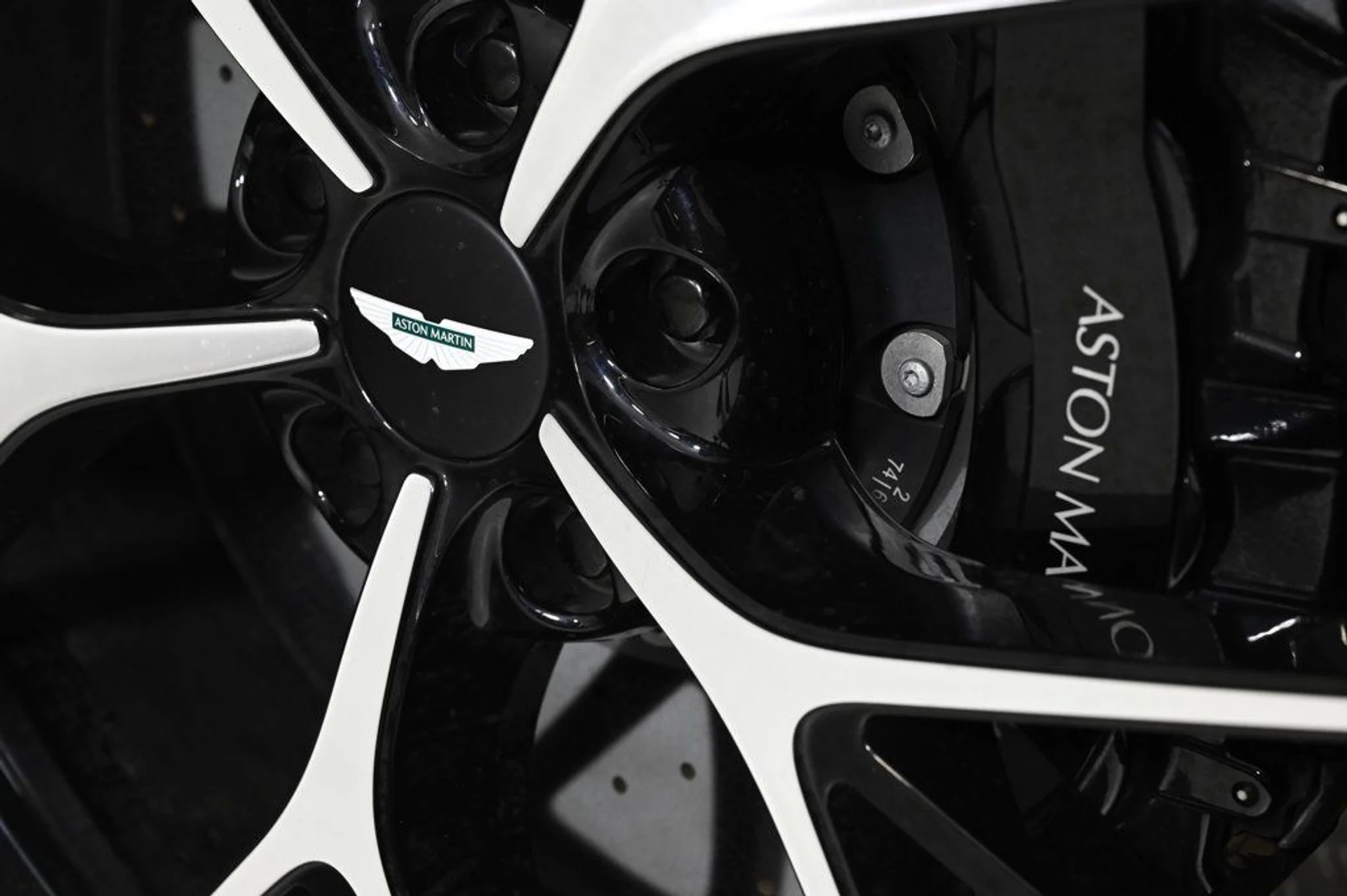 mph028_4101238686_used_2025_aston_martin_dbx_707_11350_22931287_28_1024_88baaca3c0