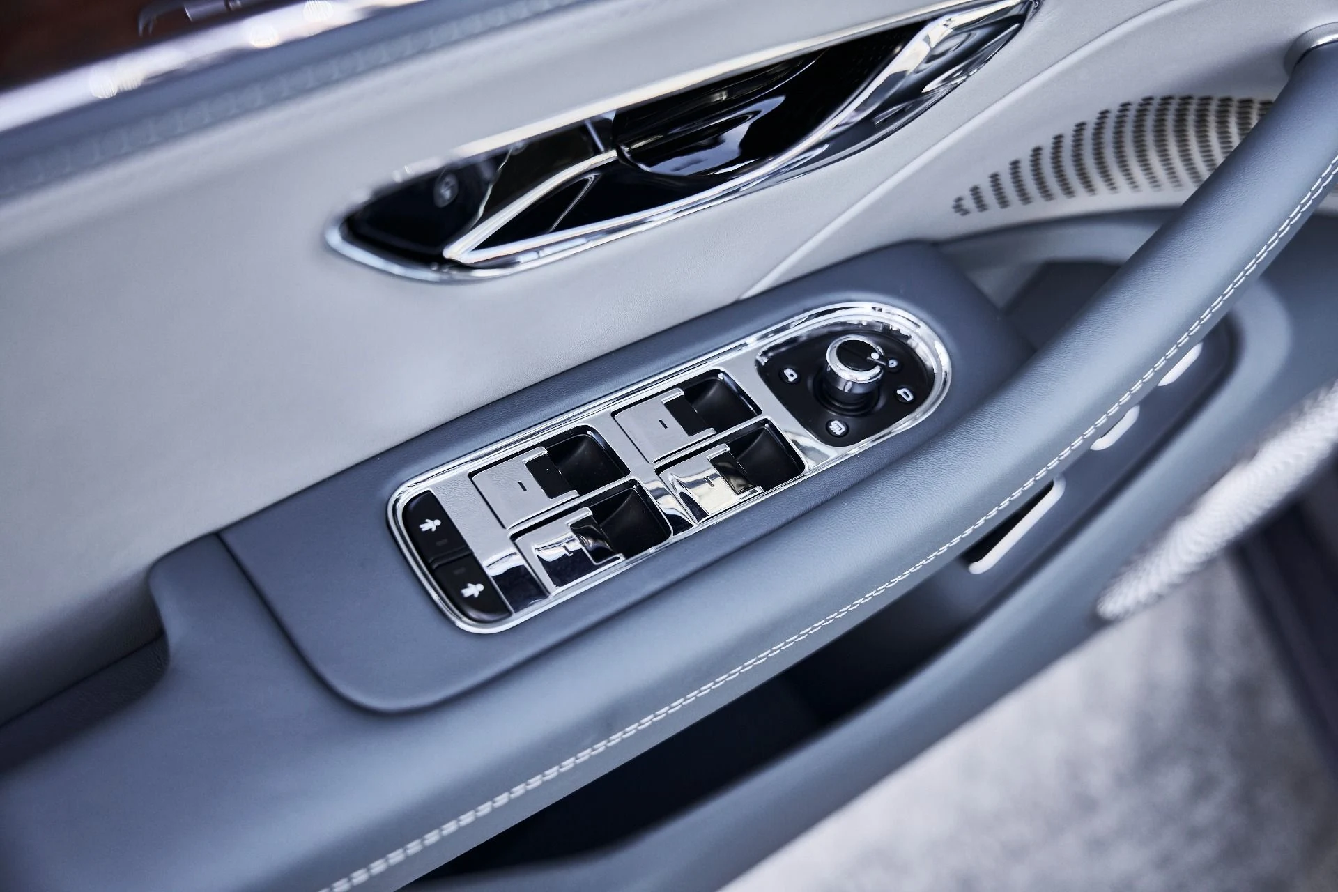 mph028_4107618890_Used_2026_Bentley_Flying_Spur_V8_1775613283_927e7e3e7f