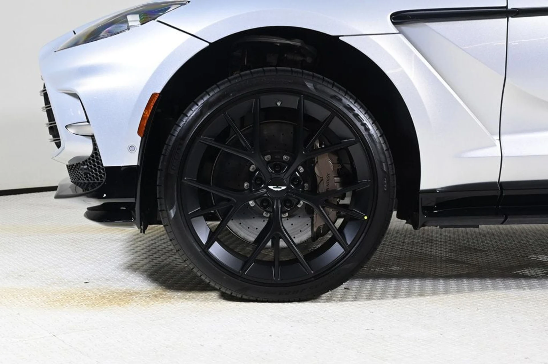 mph028_4141220691_new_2025_aston_martin_dbx_707awd_11350_22901313_28_1024_afc262091b