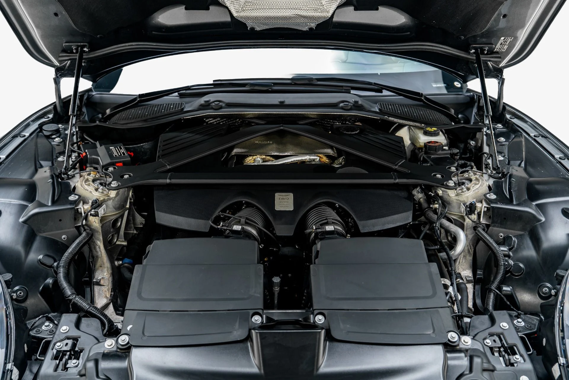 mph028_4168782270_Used_2024_Aston_Martin_DB_12_V8_1784874903_9557f896ff
