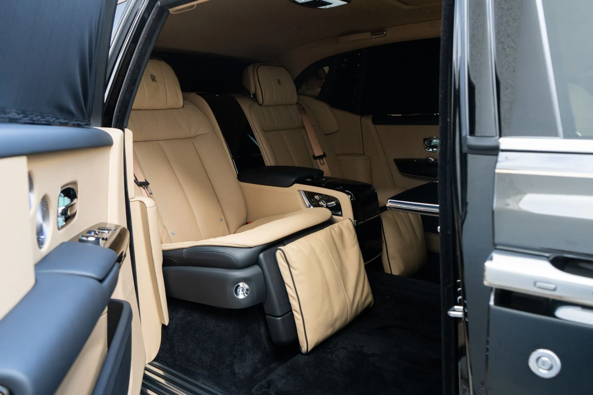 mph028_4197263485_Used_2022_Rolls_Royce_Phantom_EWB_1771455948_6aa10ad4da