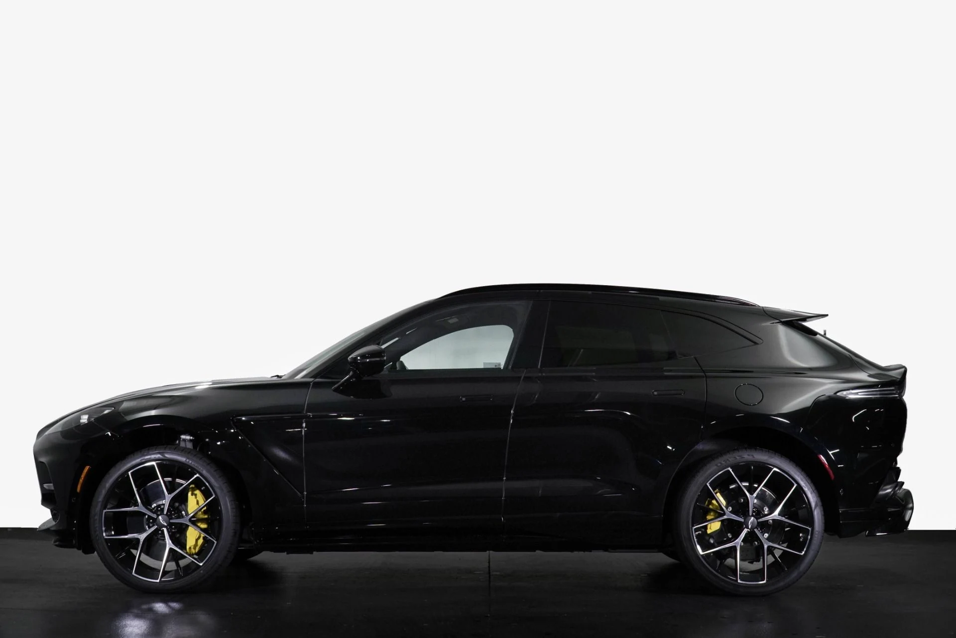 mph028_4205781252_New_2026_Aston_Martin_DBX_707_1765560873_0d9622beca