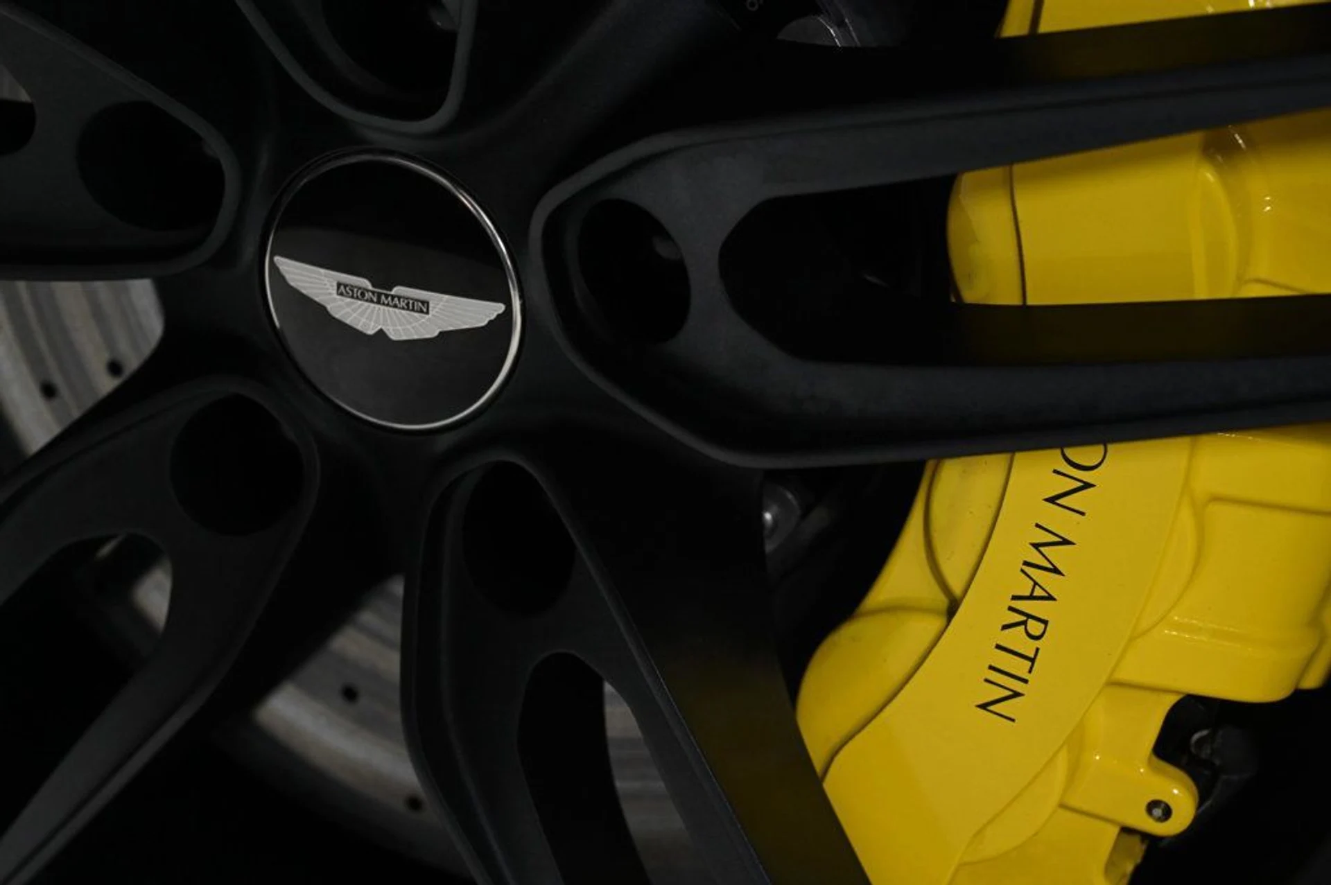 mph028_4252633713_used_2021_aston_martin_dbs_superleggera_11350_22941074_28_1024_85e8590f6b