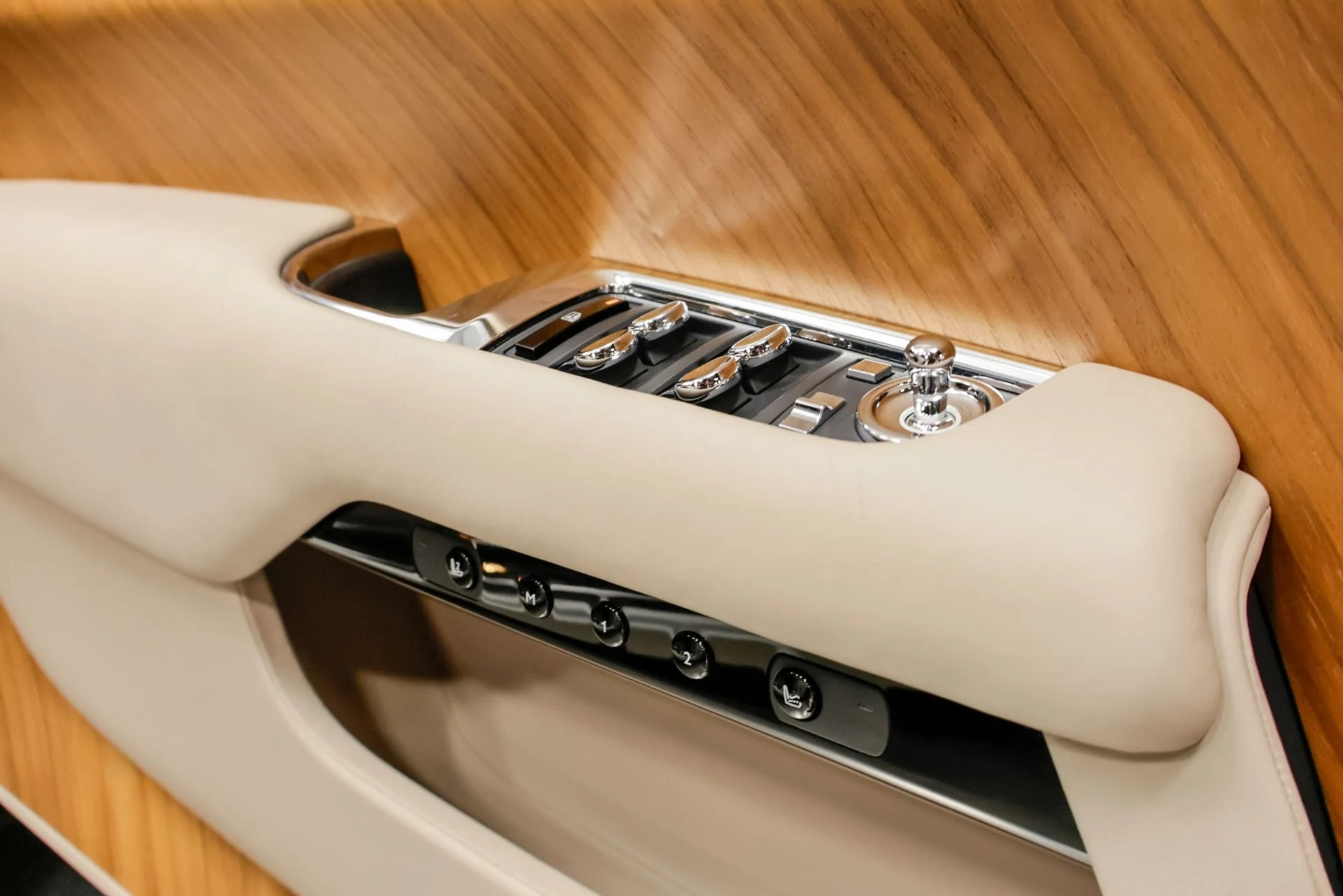 mph028_4254640988_Used_2014_Rolls_Royce_Wraith_1761229868_6e339c4060