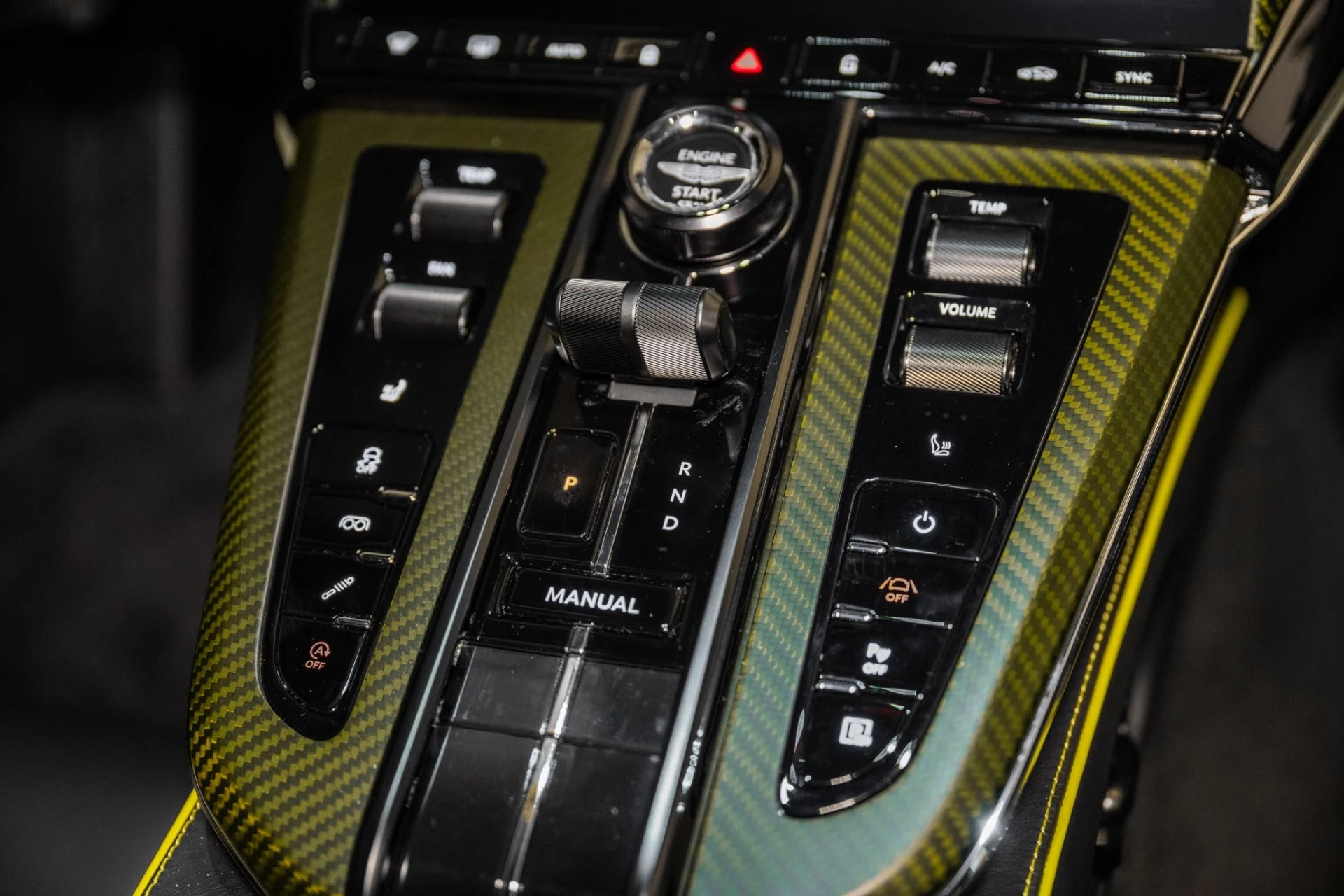 mph028_4267528514_Used_2025_Aston_Martin_Vantage_Coupe_1734713589_4c4fdb5382