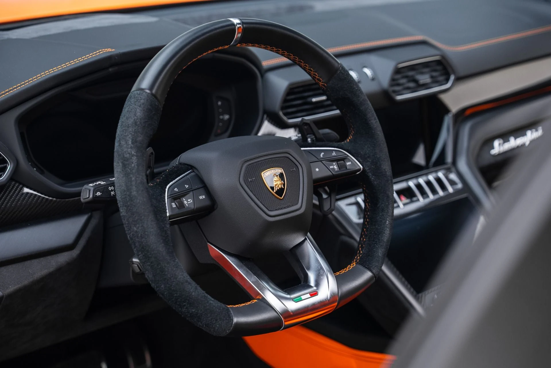 mph028_4286446320_Used_2022_Lamborghini_Urus_1765496906_6c61f4ba0b