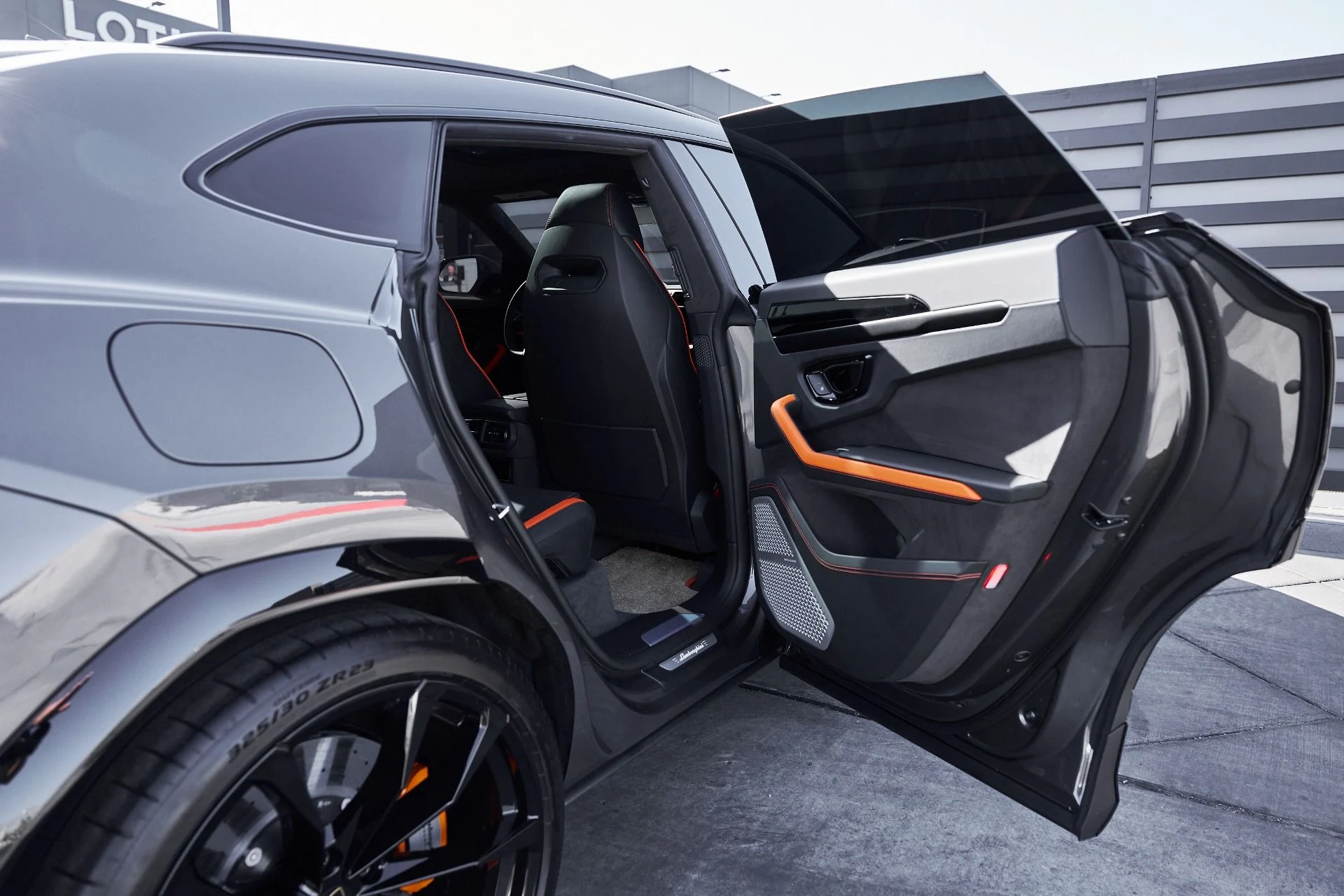 mph028_438593996_Used_2025_Lamborghini_Urus_SE_1770086454_7d48fbf919