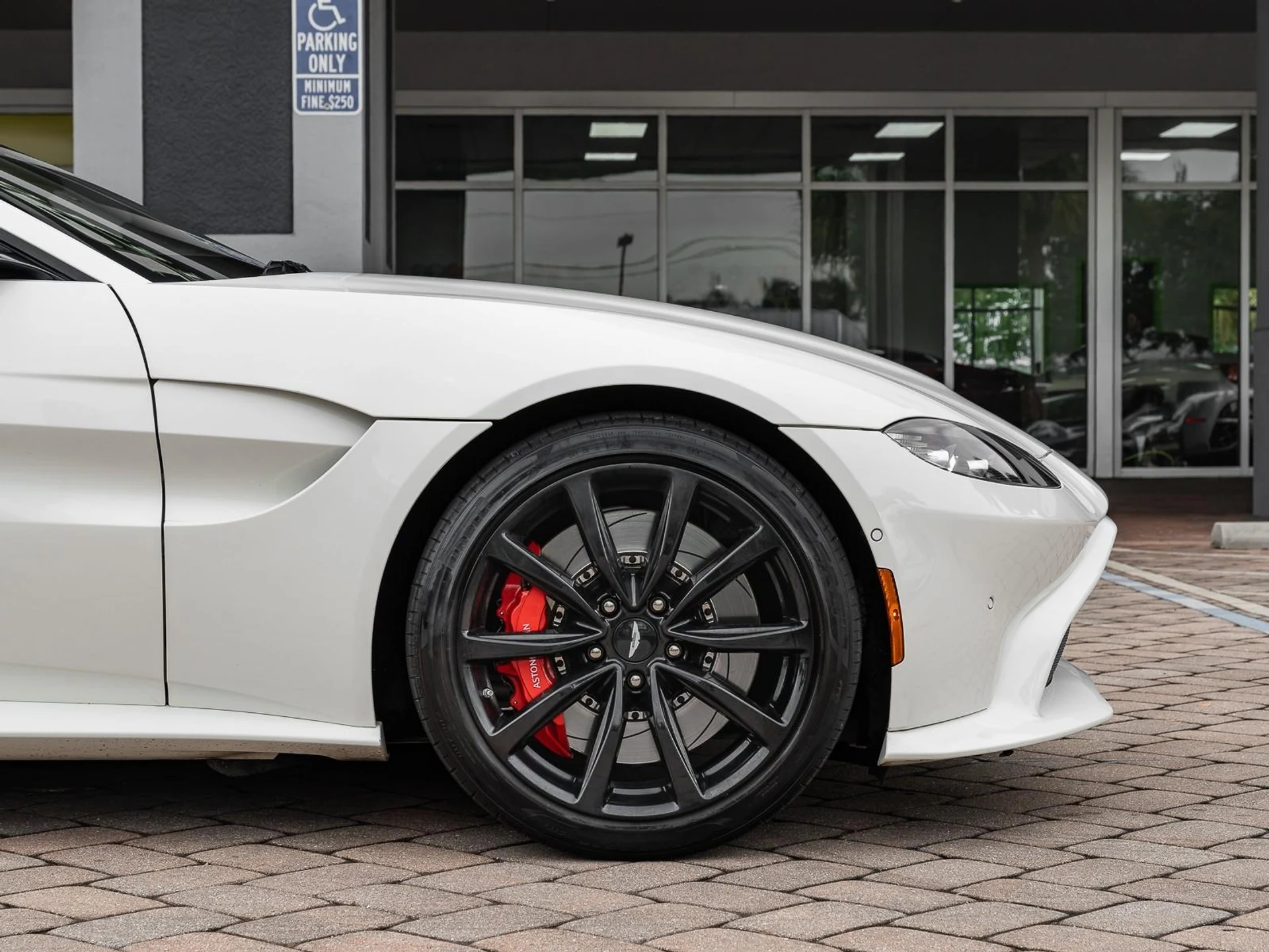 mph028_450669479_Used_2019_Aston_Martin_Vantage_1726607166_89e24f30d3