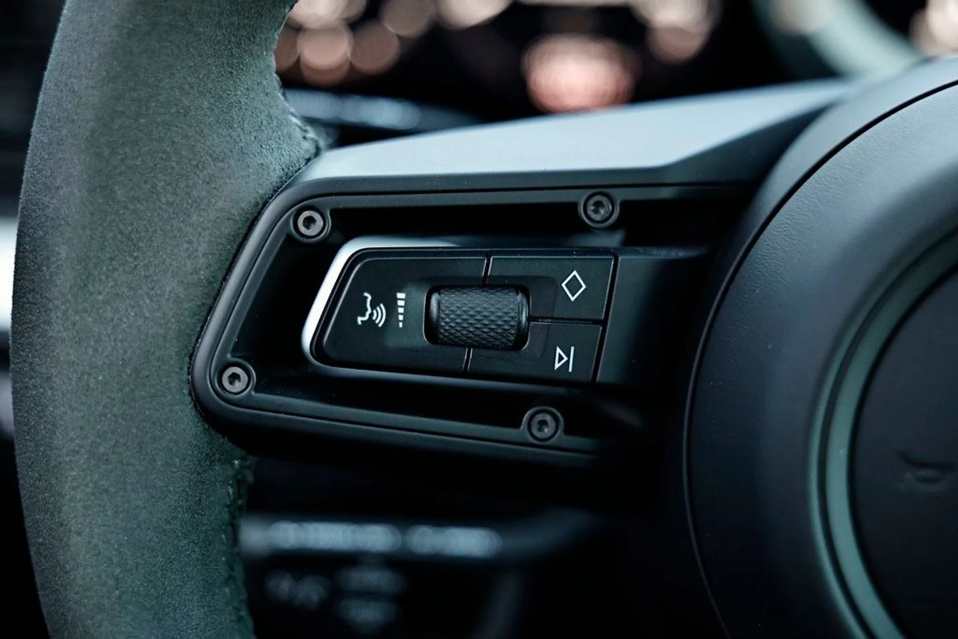 mph028_539882001_6d98bed6610b814b909432c84d571e28_c8383434bc