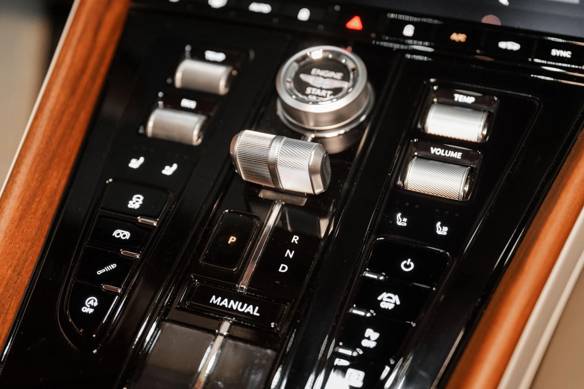 mph028_540036173_Used_2025_Aston_Martin_DB_12_V8_1762356826_2e27810405