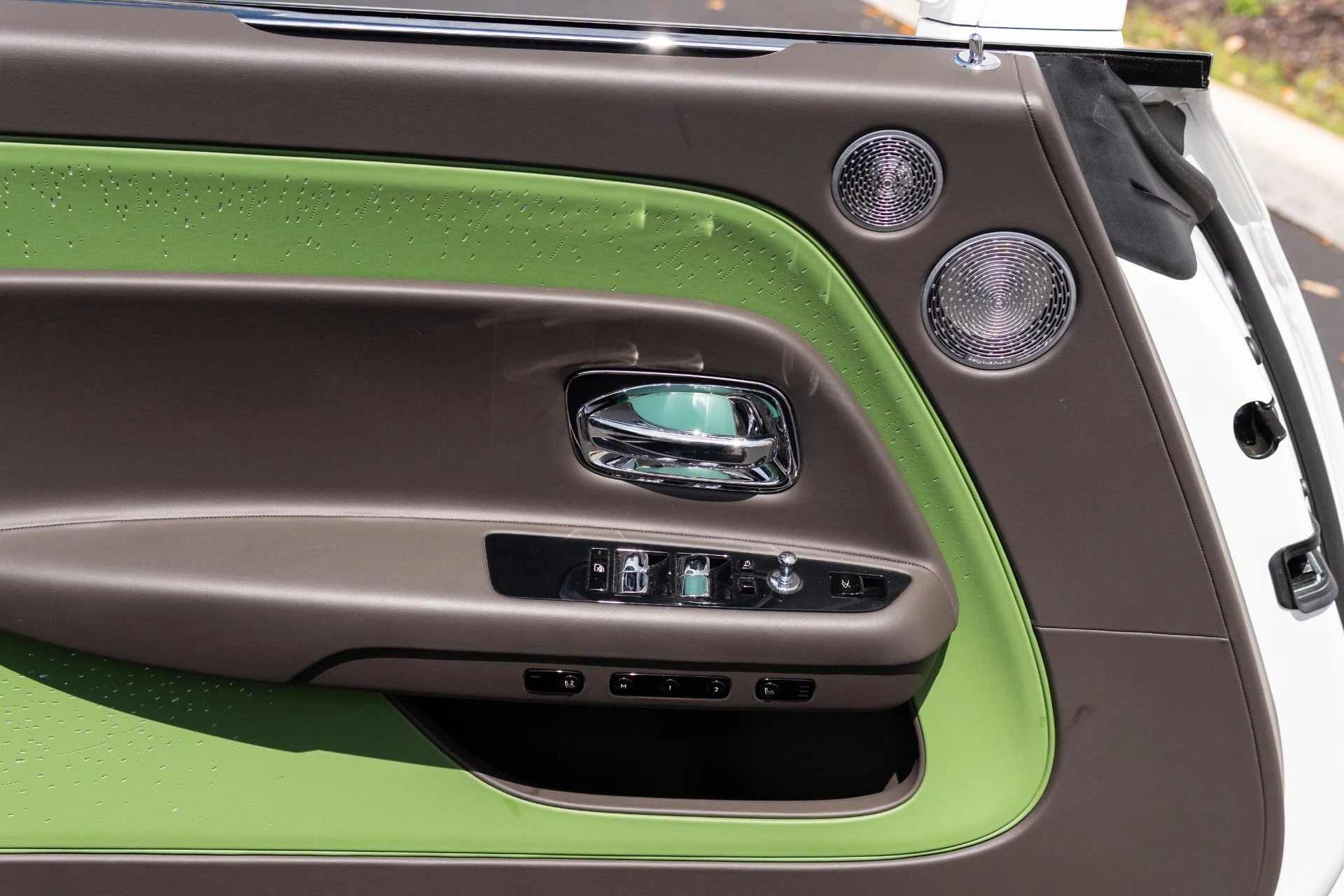 mph028_541362856_Used_2024_Rolls_Royce_Spectre_1775023108_3ef67a7201