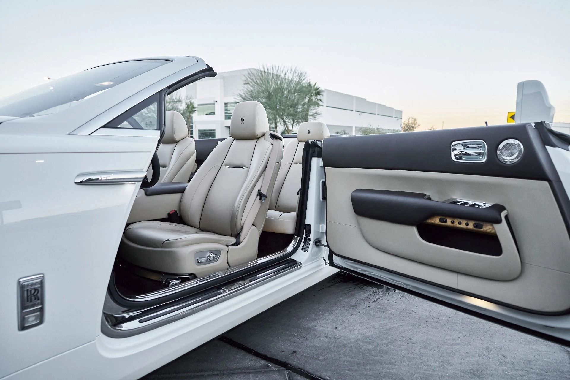 mph028_545119143_Used_2017_Rolls_Royce_Dawn_Base_1764730538_fd514979a5