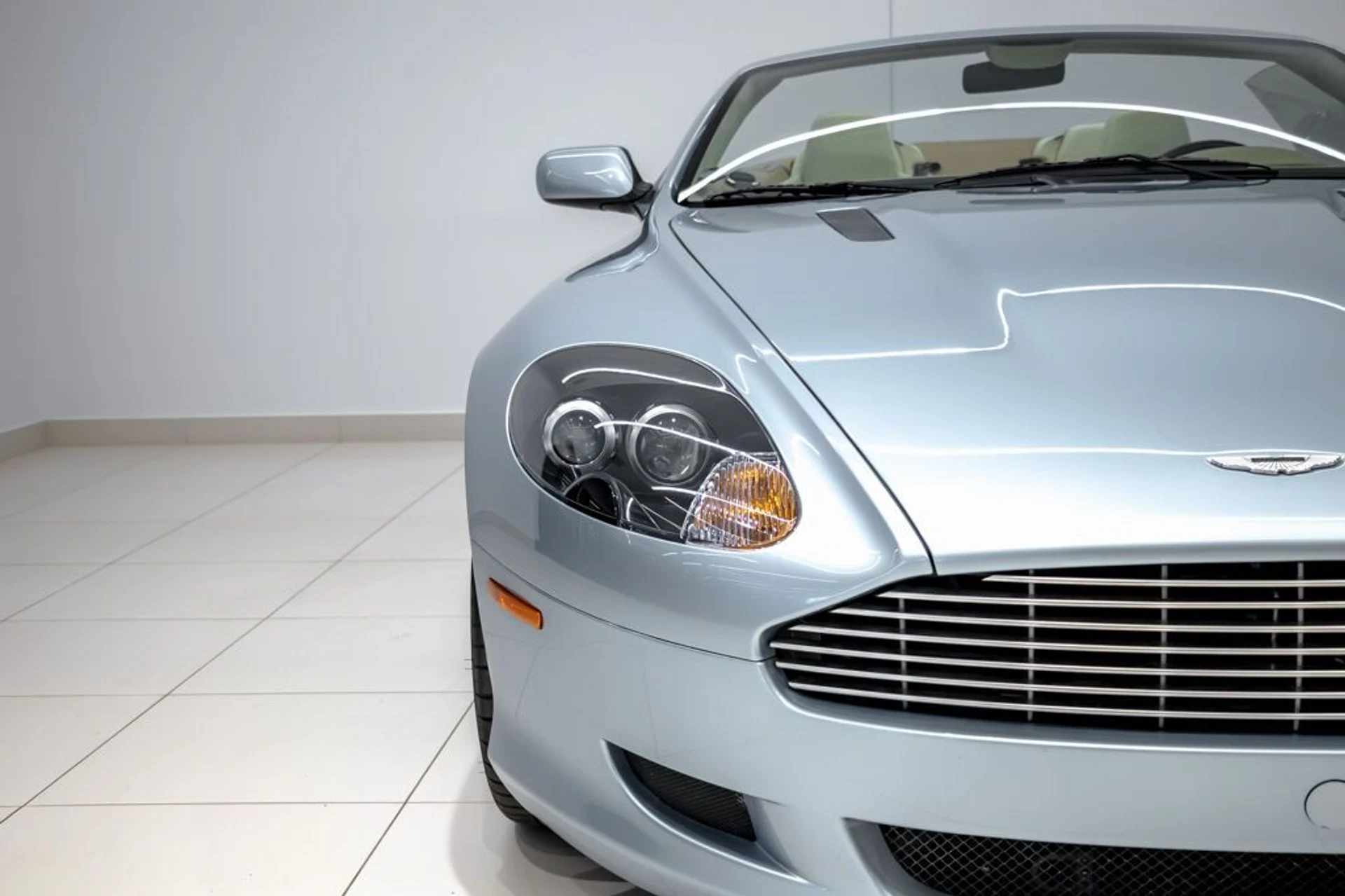 mph028_554462668_aston_martin_db9_2005_jpg_v_1754355020_535ba27e8c