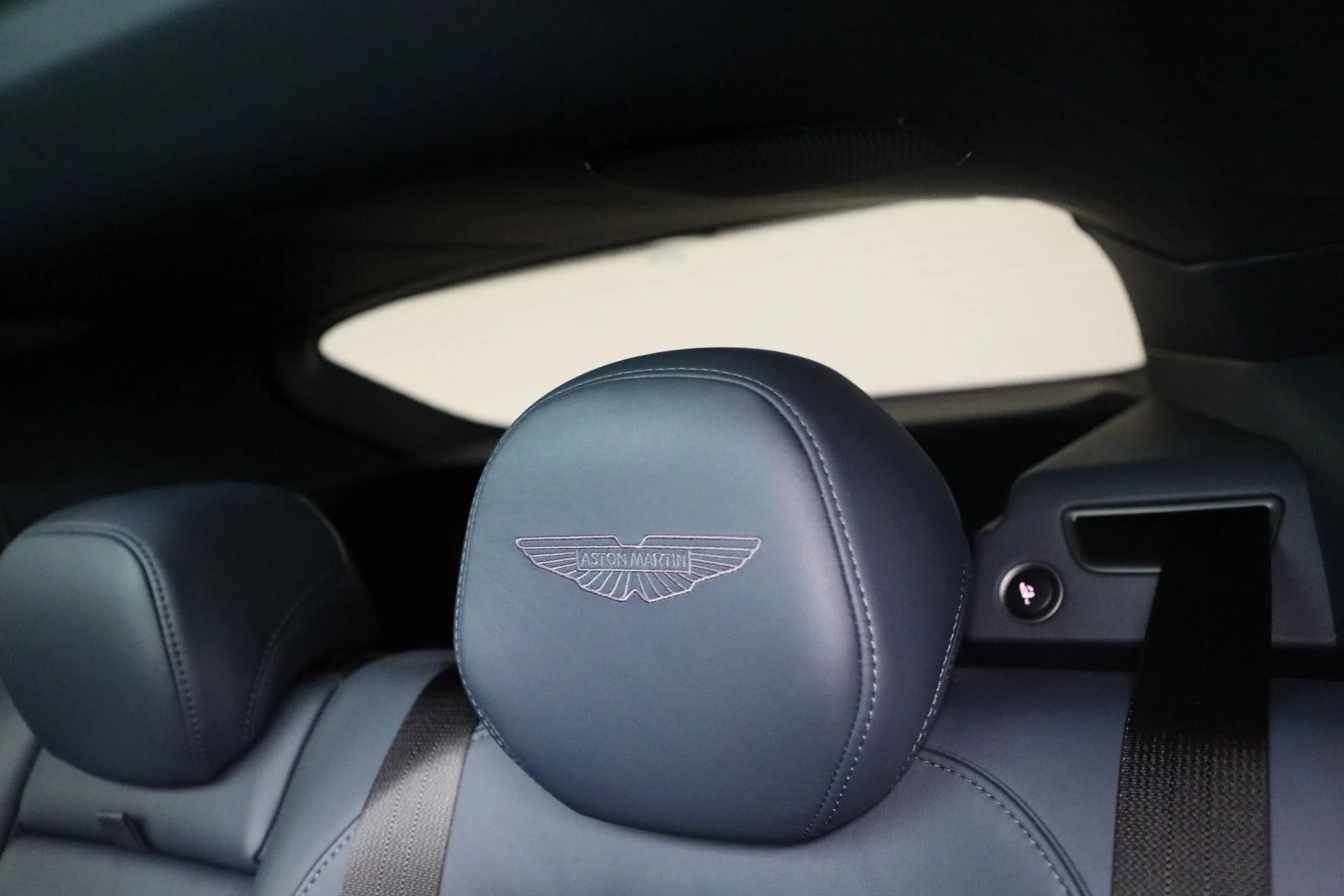 mph028_558675733_New_2025_Aston_Martin_DBX_707_1762018753_80a7f86e7b