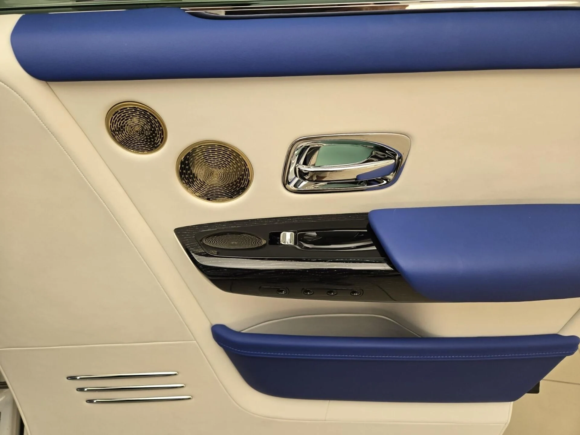 mph028_647312823_Used_2023_Rolls_Royce_Phantom_1755413508_bd73418b0f