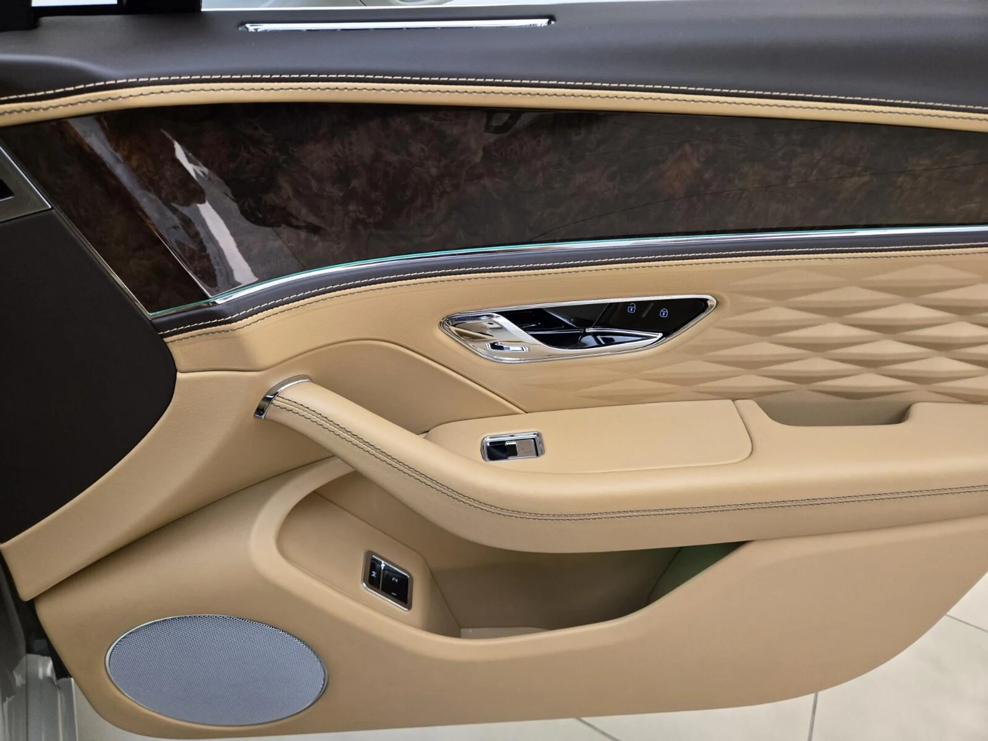 mph028_659598712_Used_2022_Bentley_Flying_Spur_V8_1767077530_bbd4d439f2