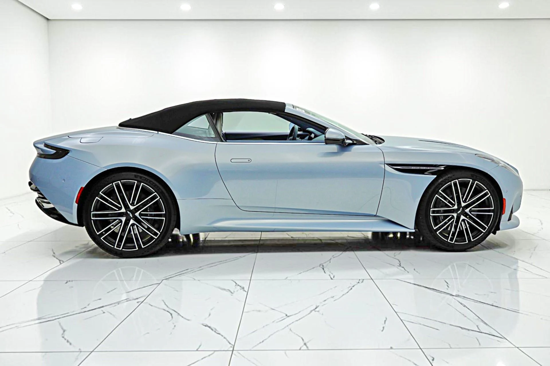mph028_66178174_New_2026_Aston_Martin_DB_12_Volante_90b89d2a9c
