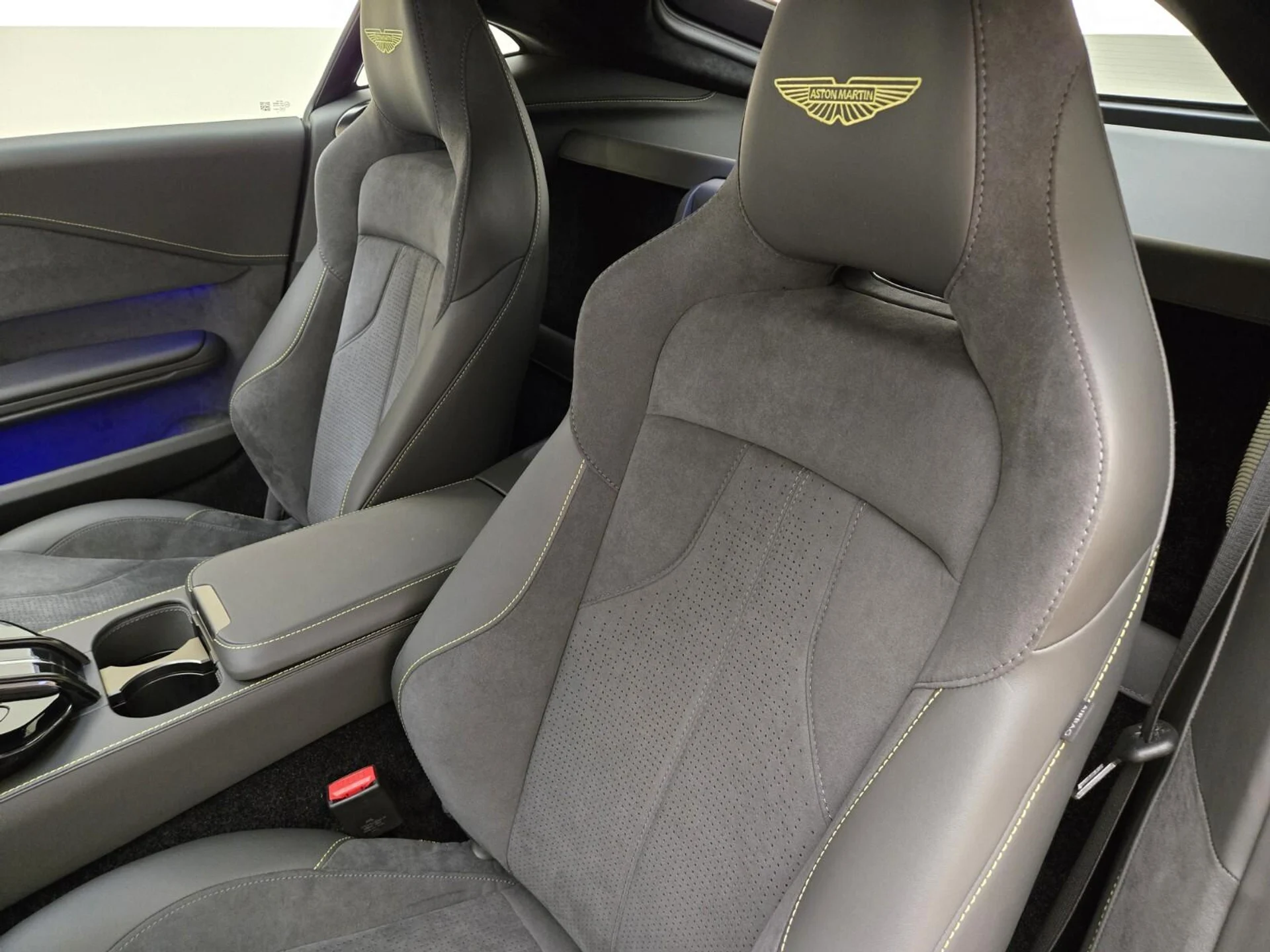 mph028_688071122_New_2025_Aston_Martin_Vantage_1753161548_b7d68a5957