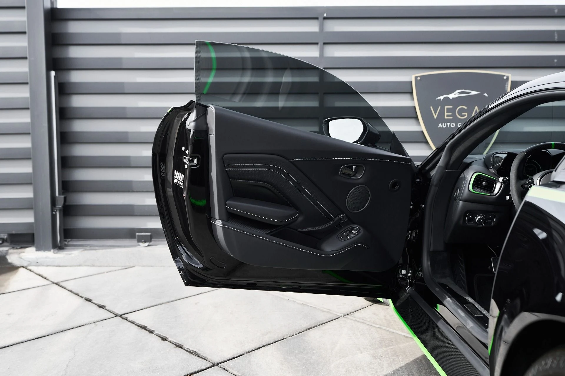 mph028_710936925_Used_2023_Aston_Martin_Vantage_Base_1762913663_6c8c98c1a4