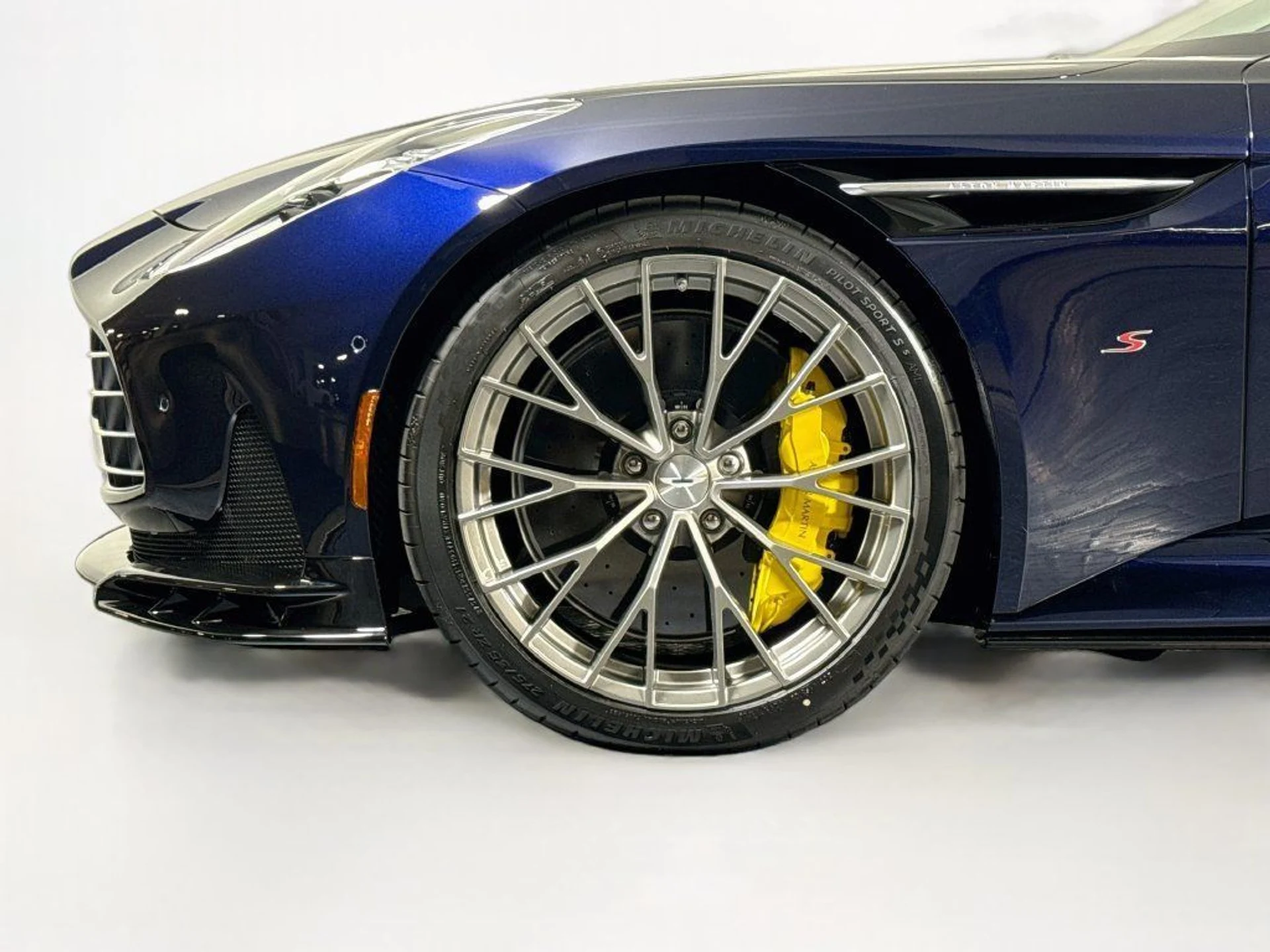 mph028_717545603_new_2026_aston_martin_db12_volante_11350_23082911_28_1024_74a2c19d45