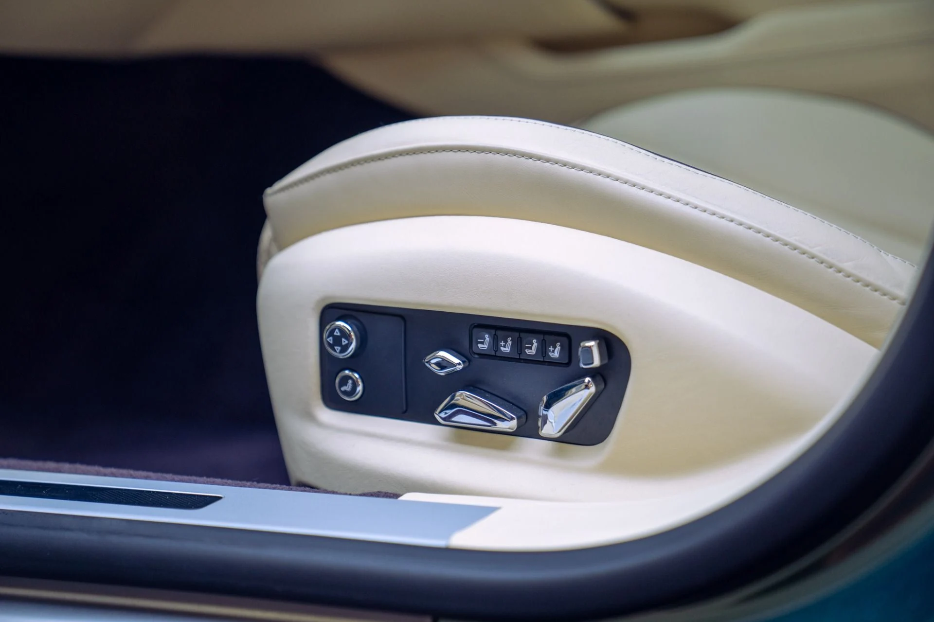 mph028_734007079_Used_2022_Bentley_Flying_Spur_V8_1790700947_06aa63e147