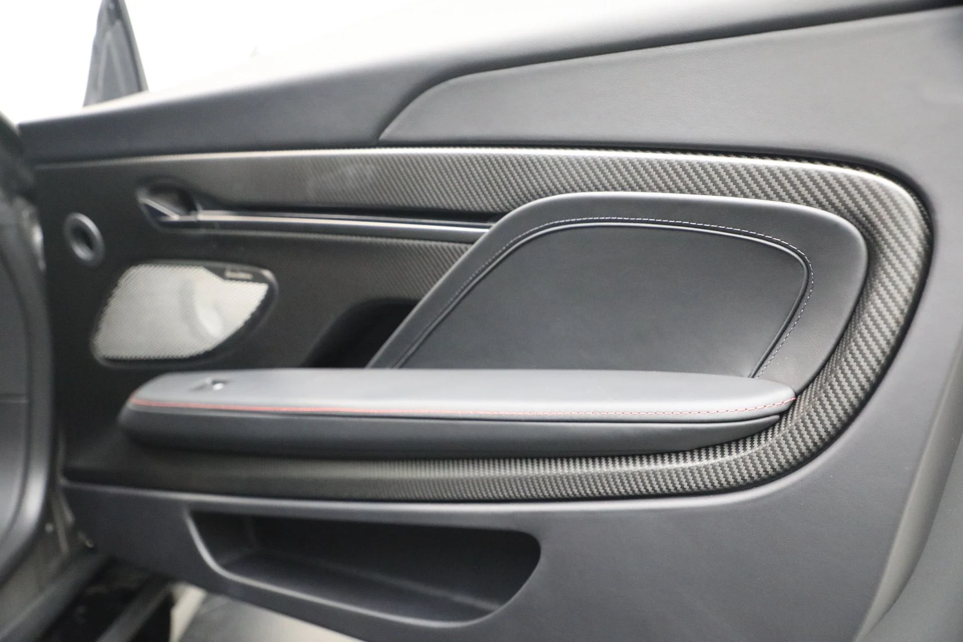 mph028_739516683_New_2026_Aston_Martin_Vanquish_1767630340_192aa5d86b