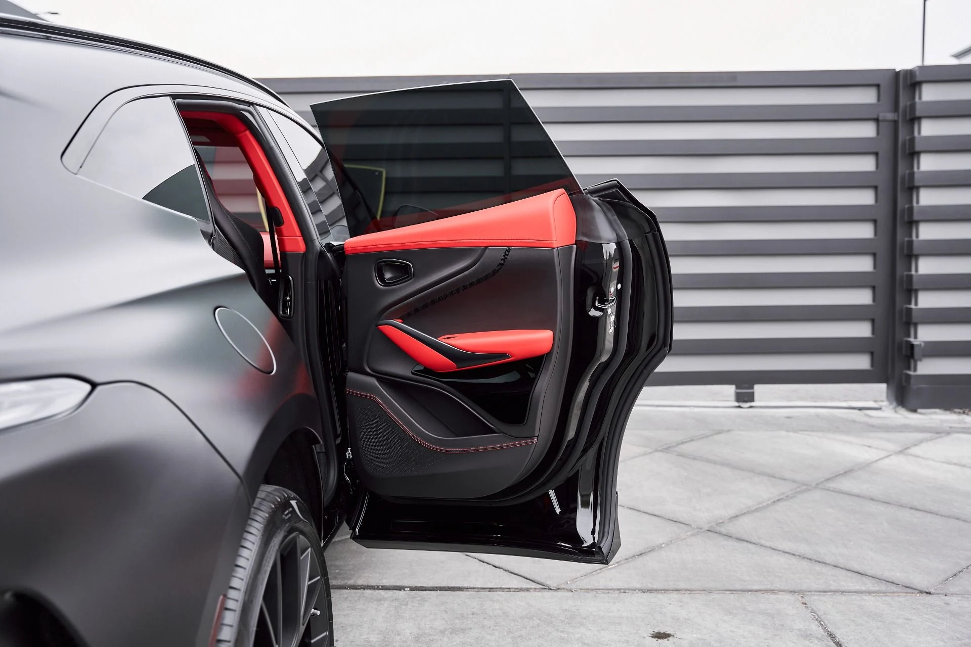 mph028_746203751_Used_2025_Aston_Martin_DBX_707_1766785321_e8ecfe536e