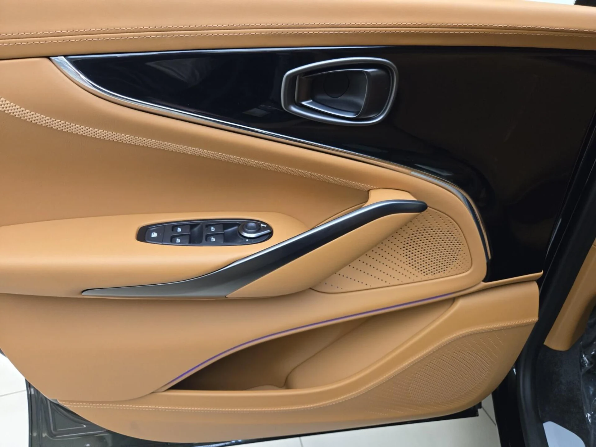 mph028_768609042_New_2026_Aston_Martin_DBX_707_1761371609_2fceda263b