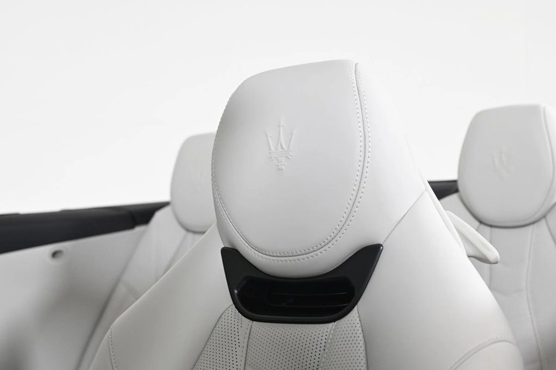 mph028_779561917_new_2026_maserati_grancabrio_convertible_11350_22949331_28_1024_576657c29e