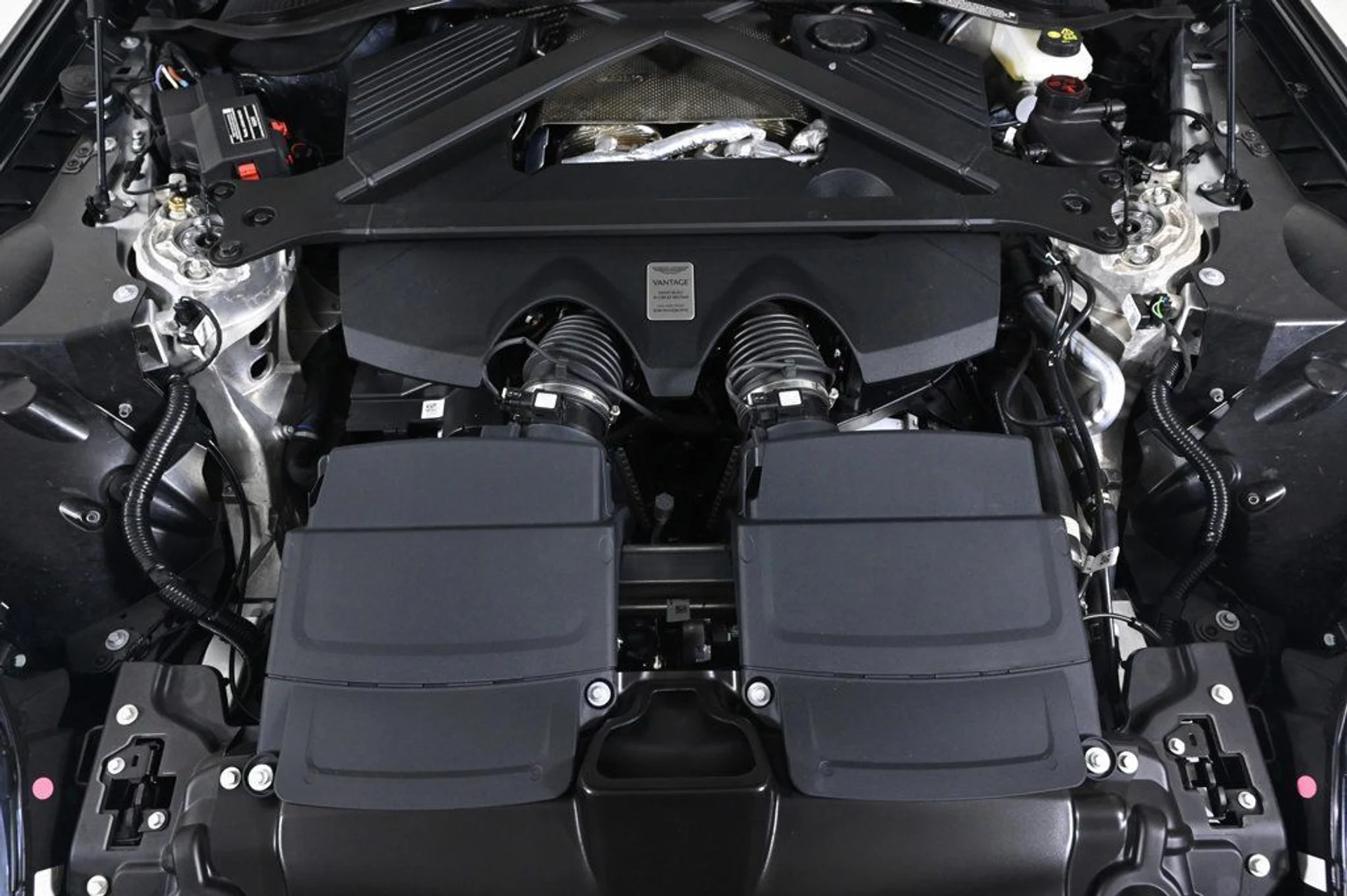 mph028_819390942_used_2026_aston_martin_vantage_base_11350_22991010_28_1024_6b31902e84