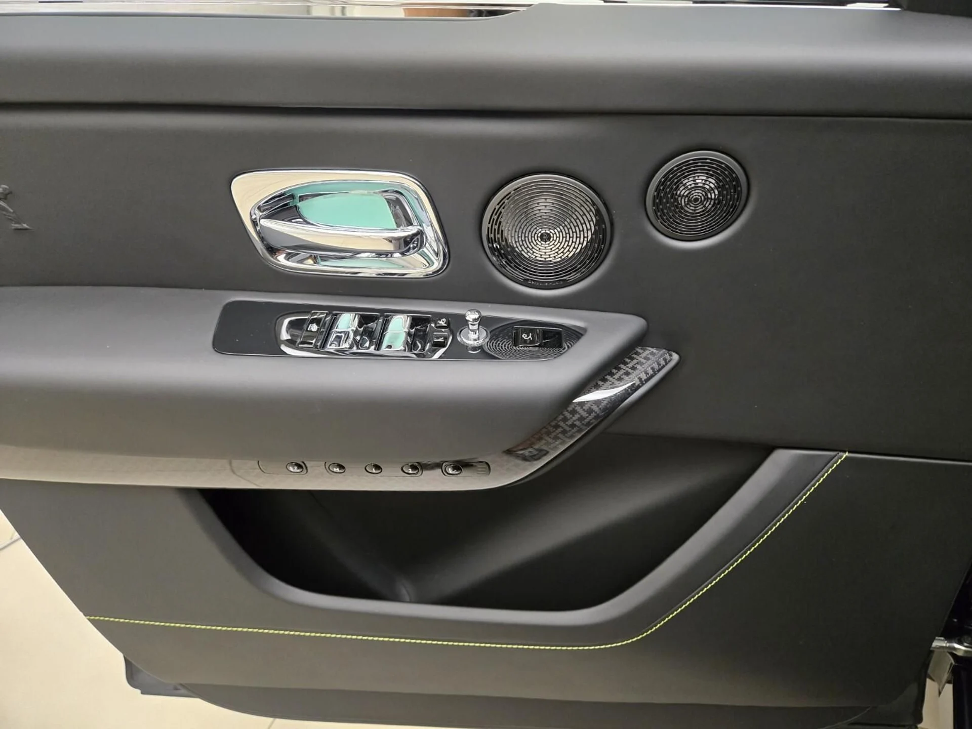 mph028_8210413_New_2026_Rolls_Royce_Cullinan_Black_Badge_1776921921_8210735654