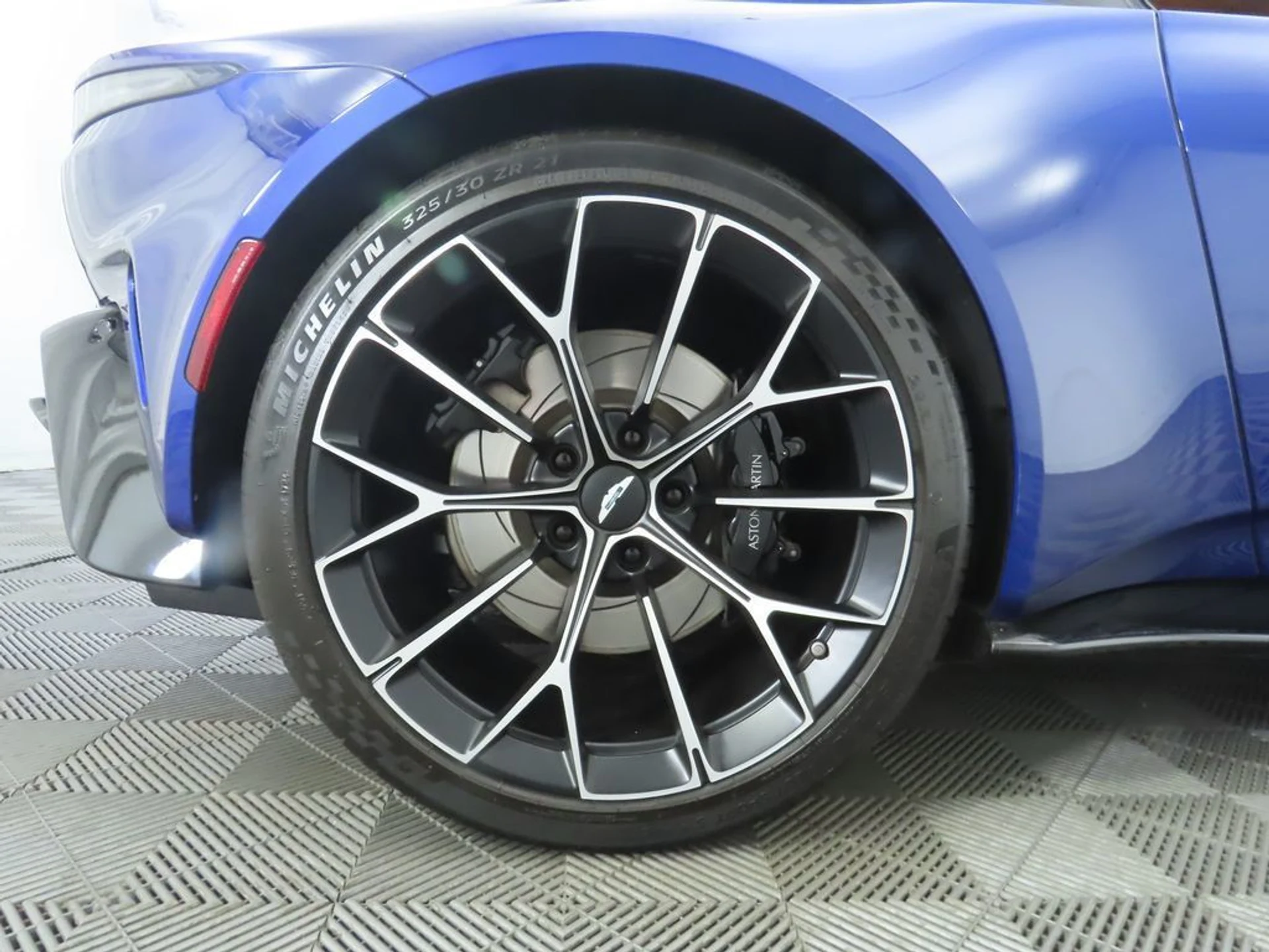 mph028_823087344_used_2025_aston_martin_vantage_coupe_8119_22982466_29_1024_91881afad4