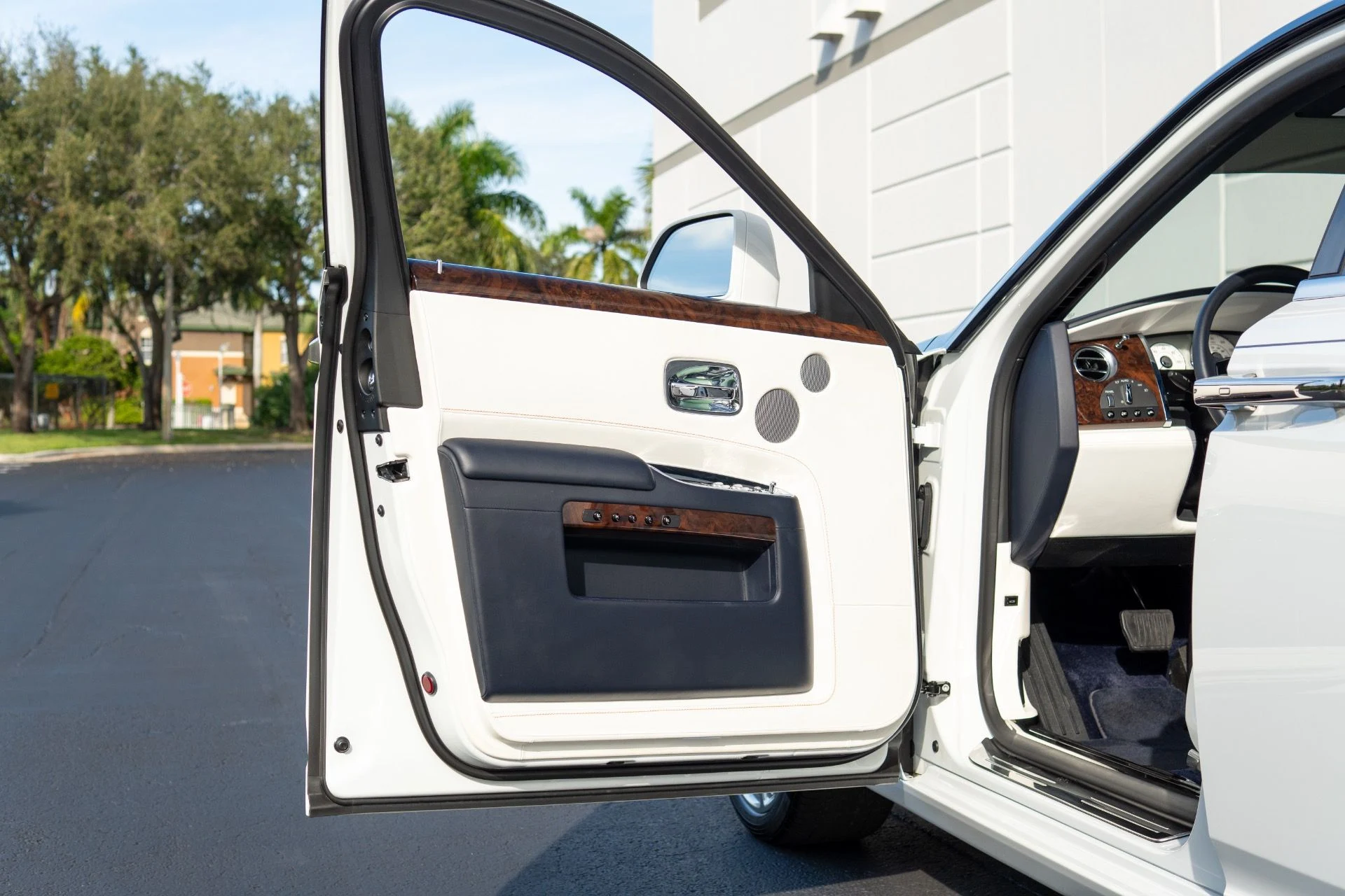 mph028_831095853_Used_2018_Rolls_Royce_Ghost_1765824060_b431e55d48