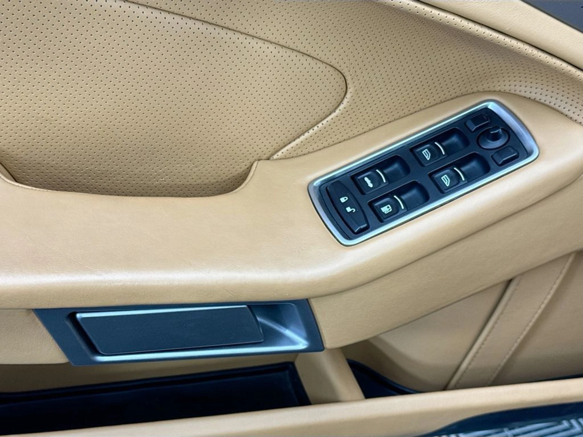 mph028_848356571_used_2014_aston_martin_vanquish_2drvolante_8119_22995957_29_1024_00f9c26056