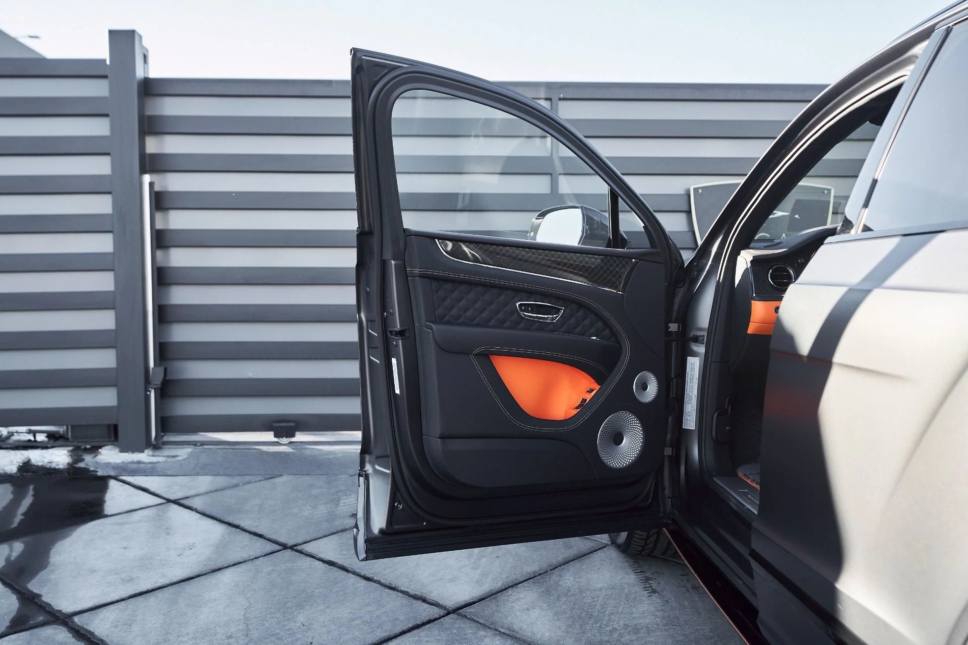 mph028_872915949_Used_2025_Bentley_Bentayga_S_Black_Edition_1764904180_9ff9486078