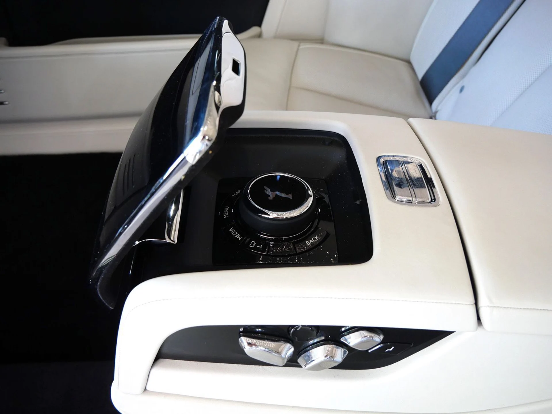 mph028_892076397_b37c1129de607c49ffb5666f68de91ecx_0ebf92b90f