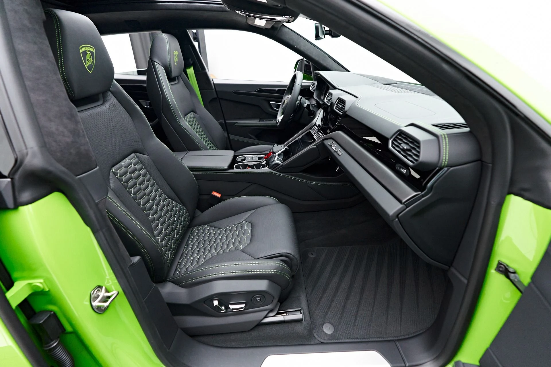 mph028_936648969_Used_2023_Lamborghini_Urus_S_1692657144_564e54d577