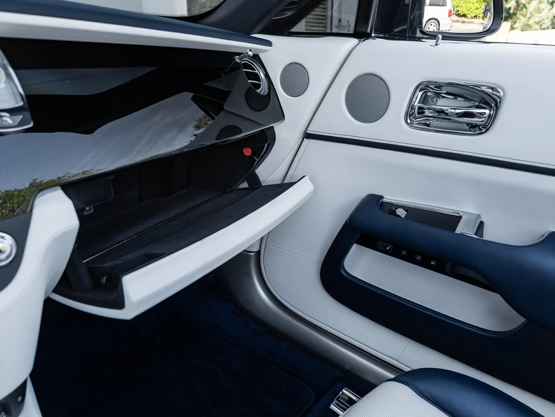 mph028_946578822_Used_2018_Rolls_Royce_Dawn_Convertible_1764360447_68a20b4895