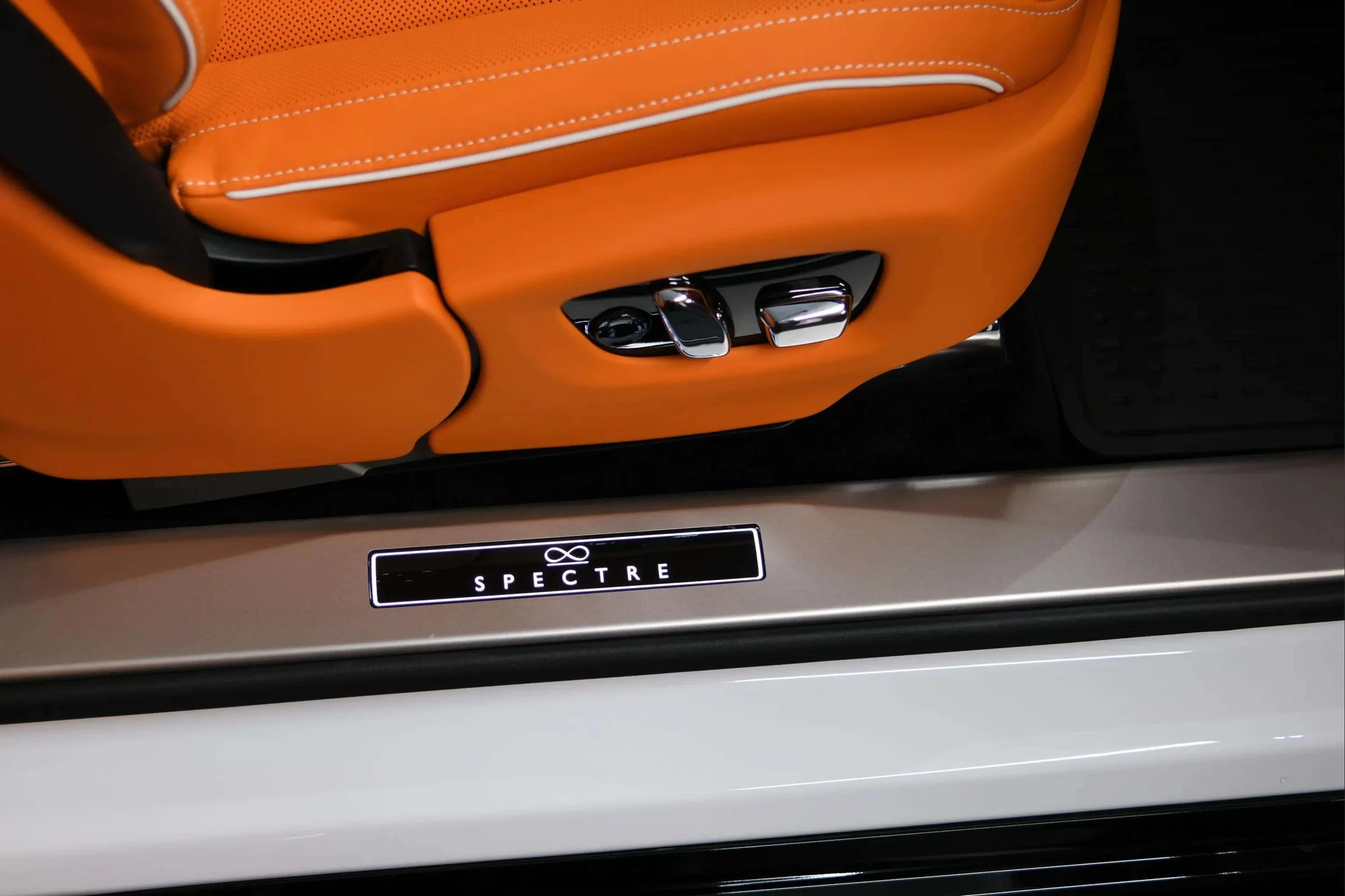 mph028_946884375_b8c31a0b_e6c7_421b_8a26_e87118233322_202620_Rolls_Royce20_Black20_Badge20_Spectre20282600829_28_9ea9540fcb