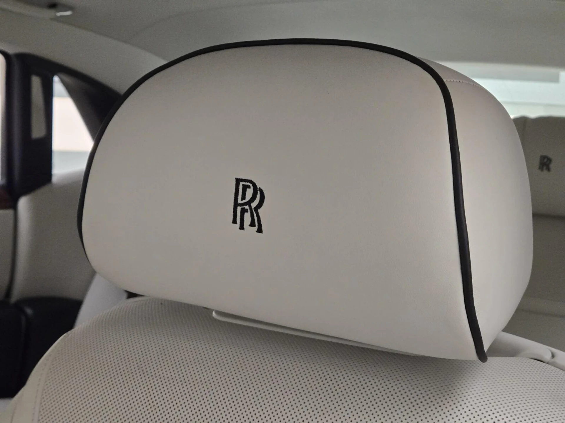 mph029_1004776706_Used_2017_Rolls_Royce_Ghost_1773381595_e4d4e72548