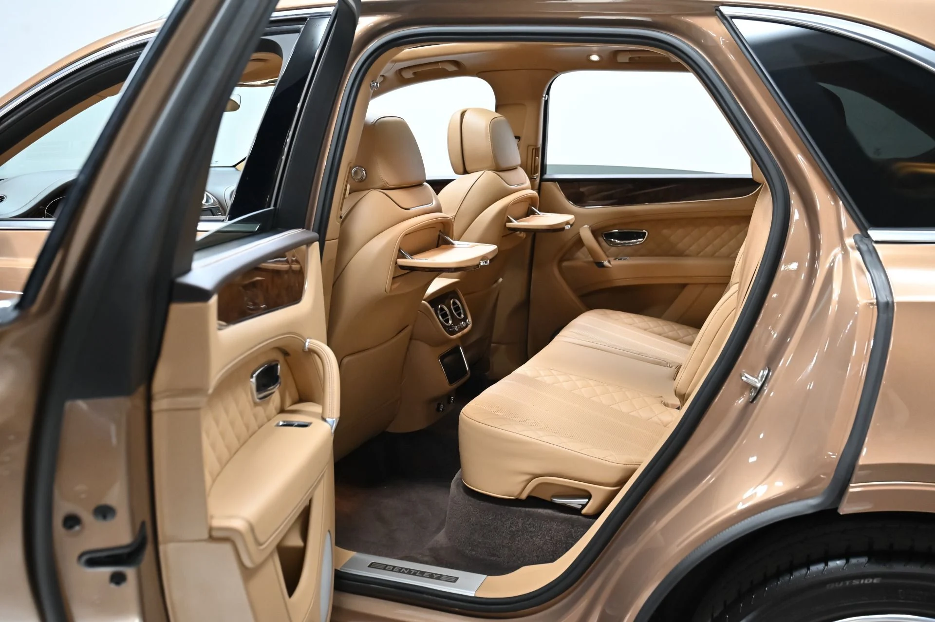 mph029_10068227_Used_2017_Bentley_Bentayga_W12_1759876449_3f5664e9a9