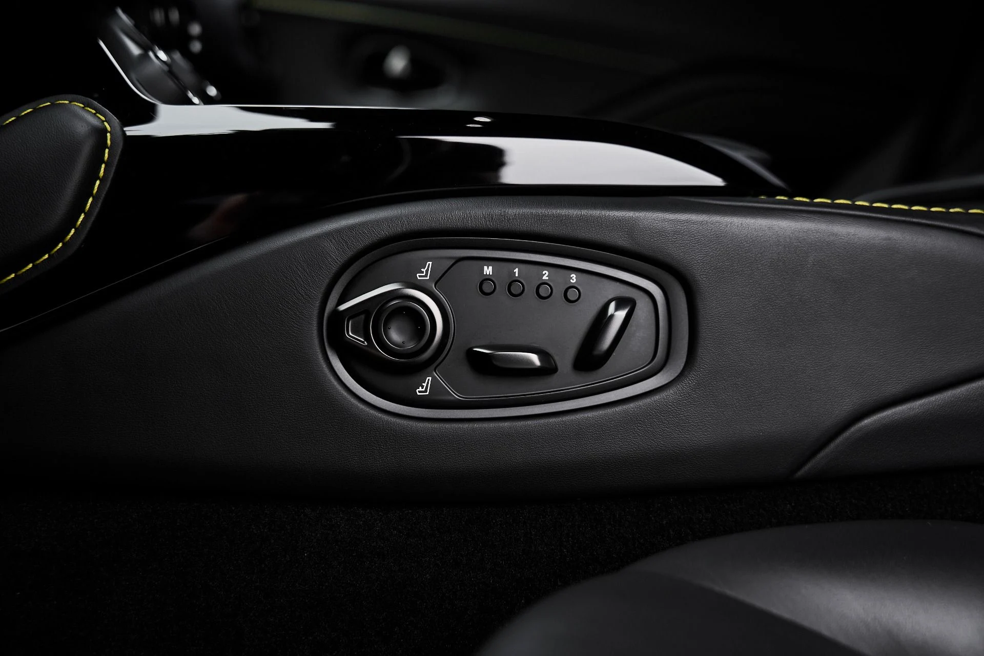 mph029_1008437524_Used_2023_Aston_Martin_Vantage_1775333333_ab75f658ba