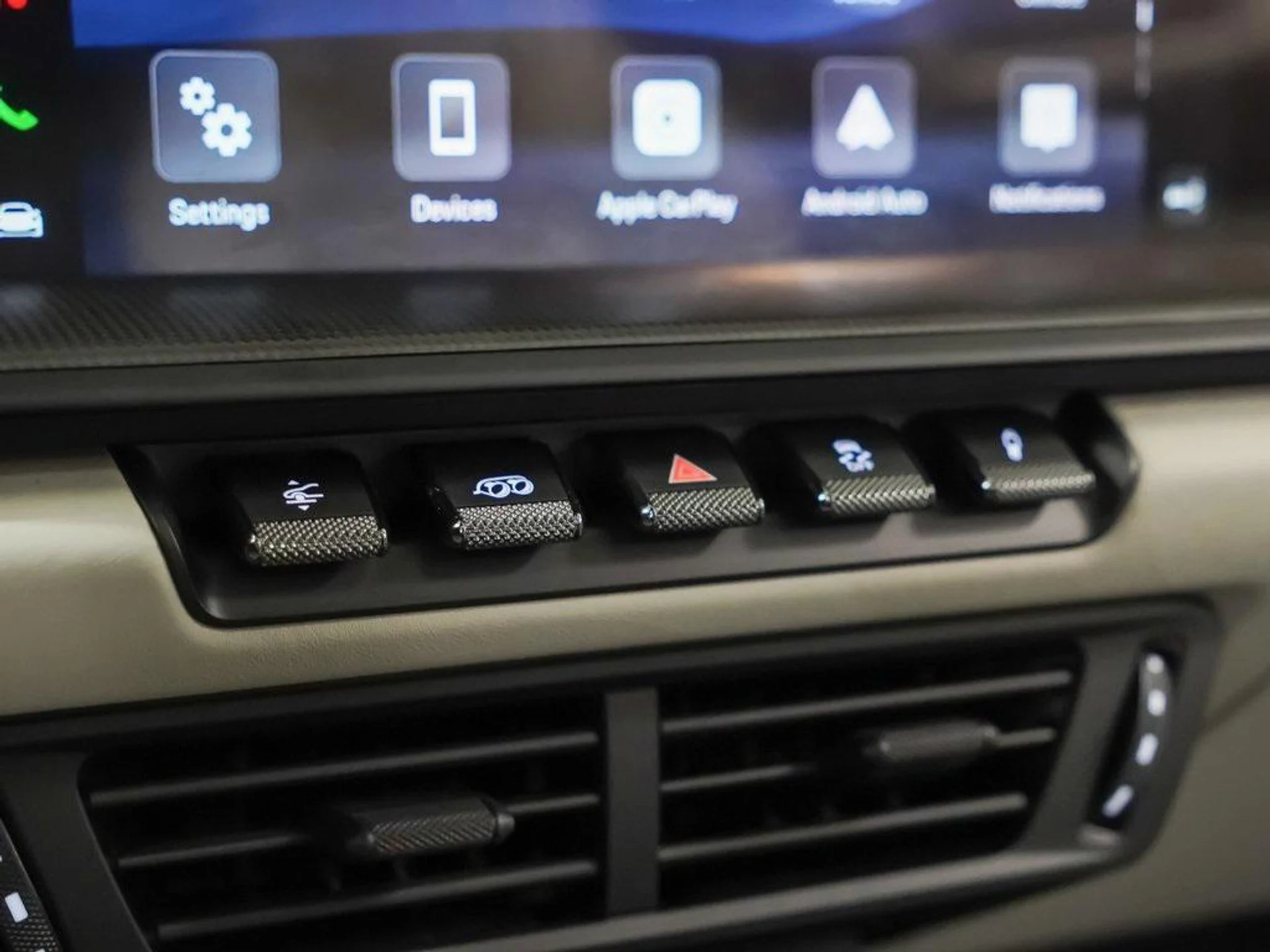 mph029_1036159694_M5_Qi_LCA_Uf_O_Gx_X1_V_Hot_Ro_BXA_1pk_399978e9b1