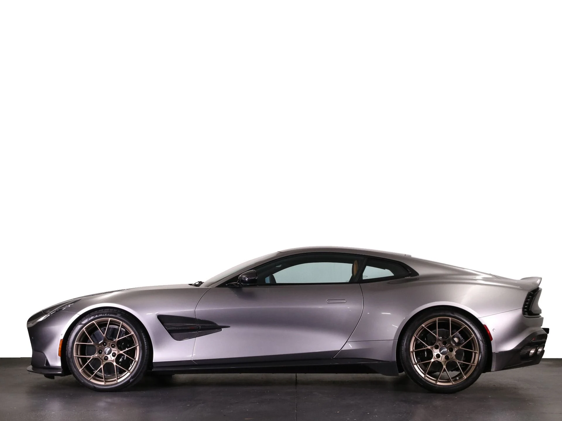 mph029_1039305993_New_2025_Aston_Martin_Vanquish_V12_1742253092_26b8545c2e