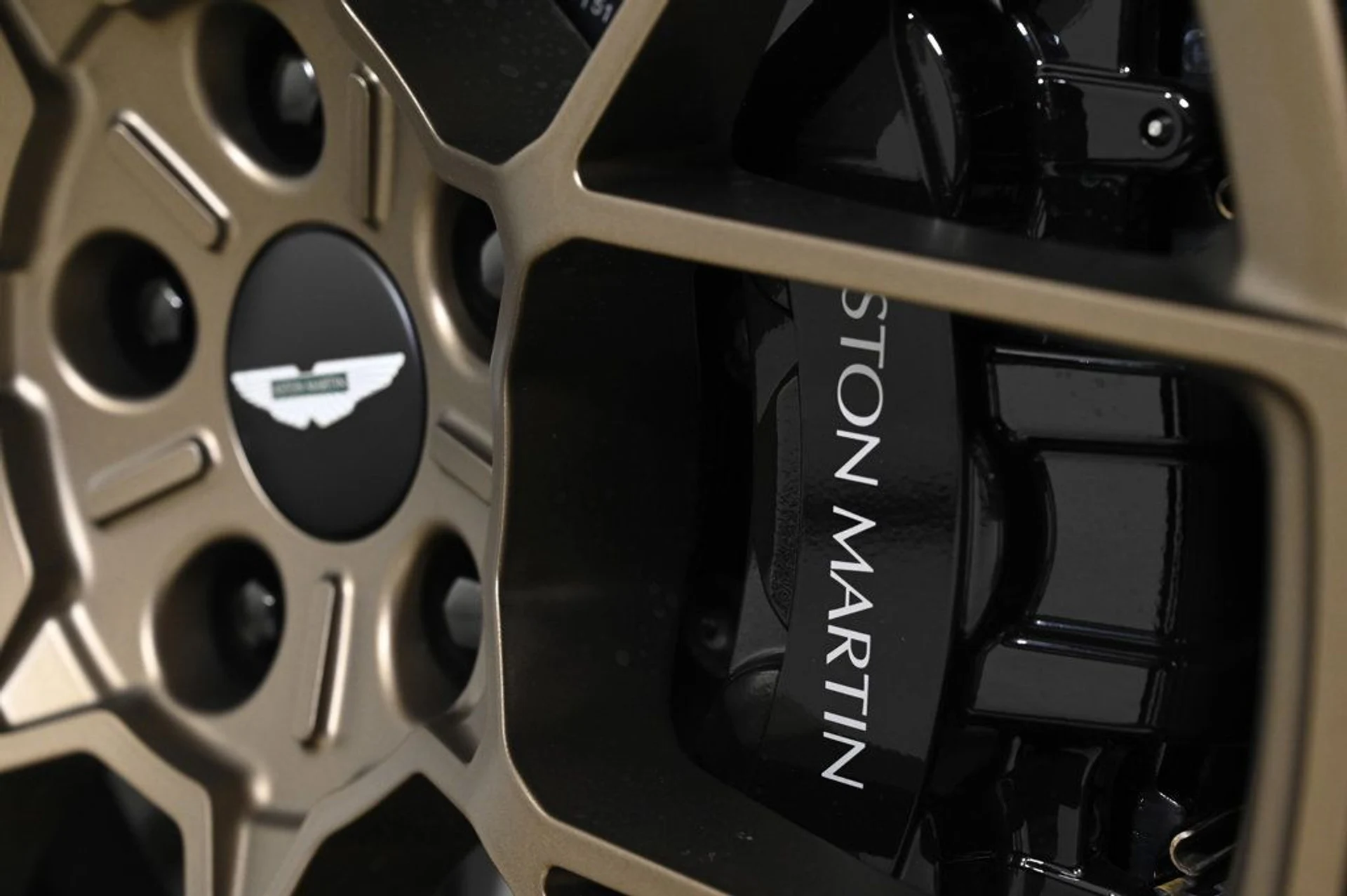 mph029_104070395_new_2026_aston_martin_vanquish_volante_11350_22943643_29_1024_fb8ac7bf49