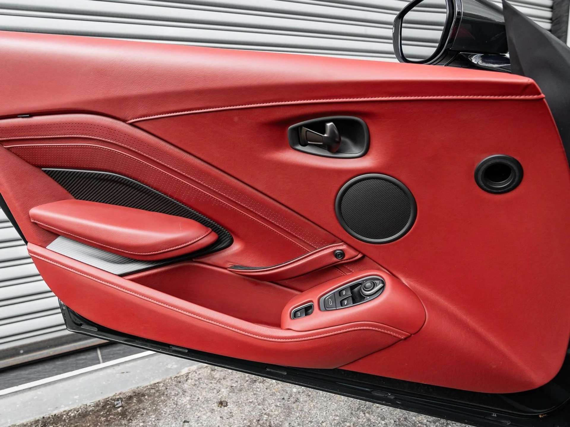 mph029_1042854366_Used_2021_Aston_Martin_Vantage_1753207582_83e3f80142