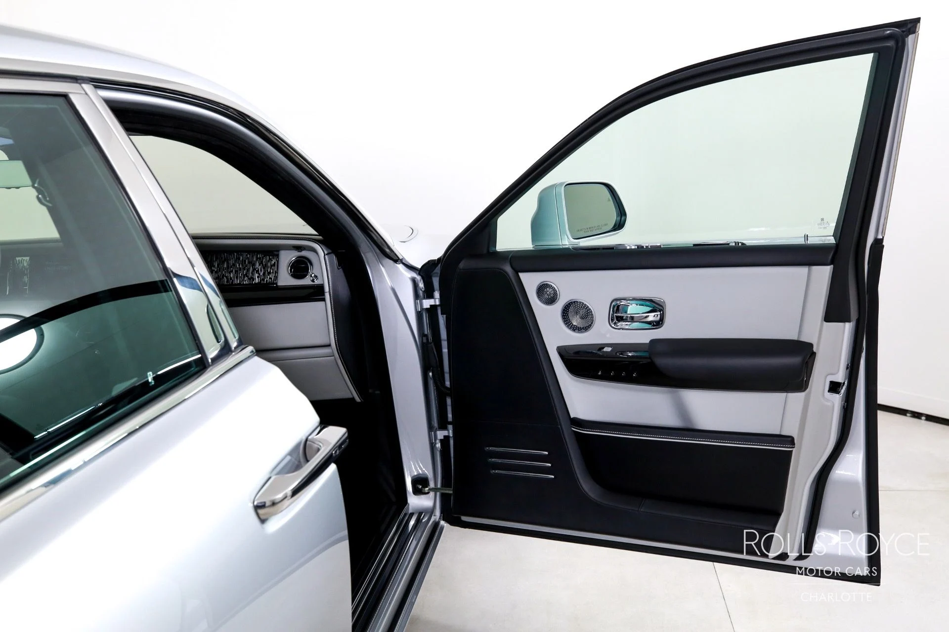 mph029_1051544231_Used_2020_Rolls_Royce_Phantom_1757533219_74317120b6