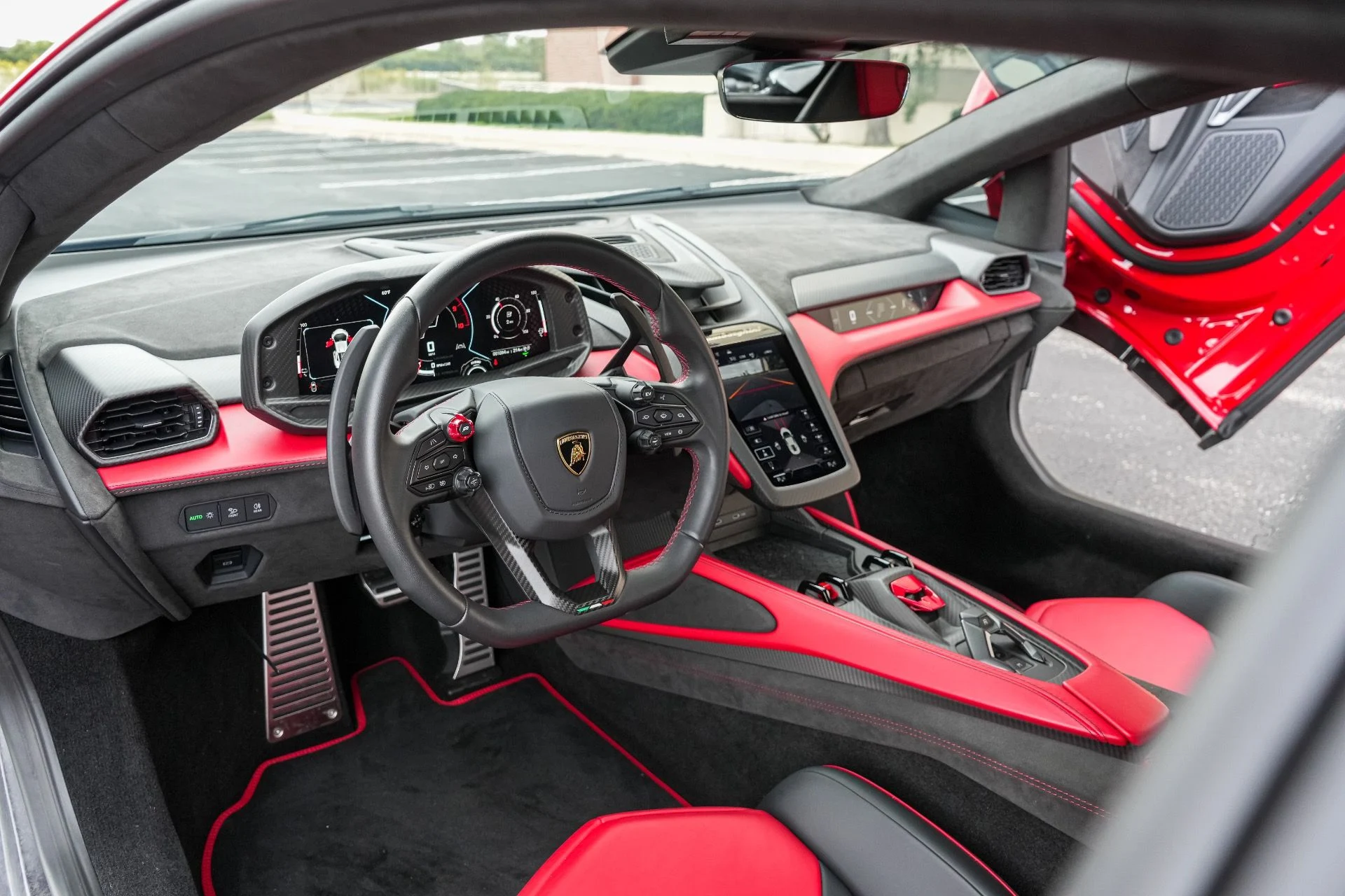 mph029_1061465466_Used_2025_Lamborghini_Revuelto_1790108001_31a1abf629